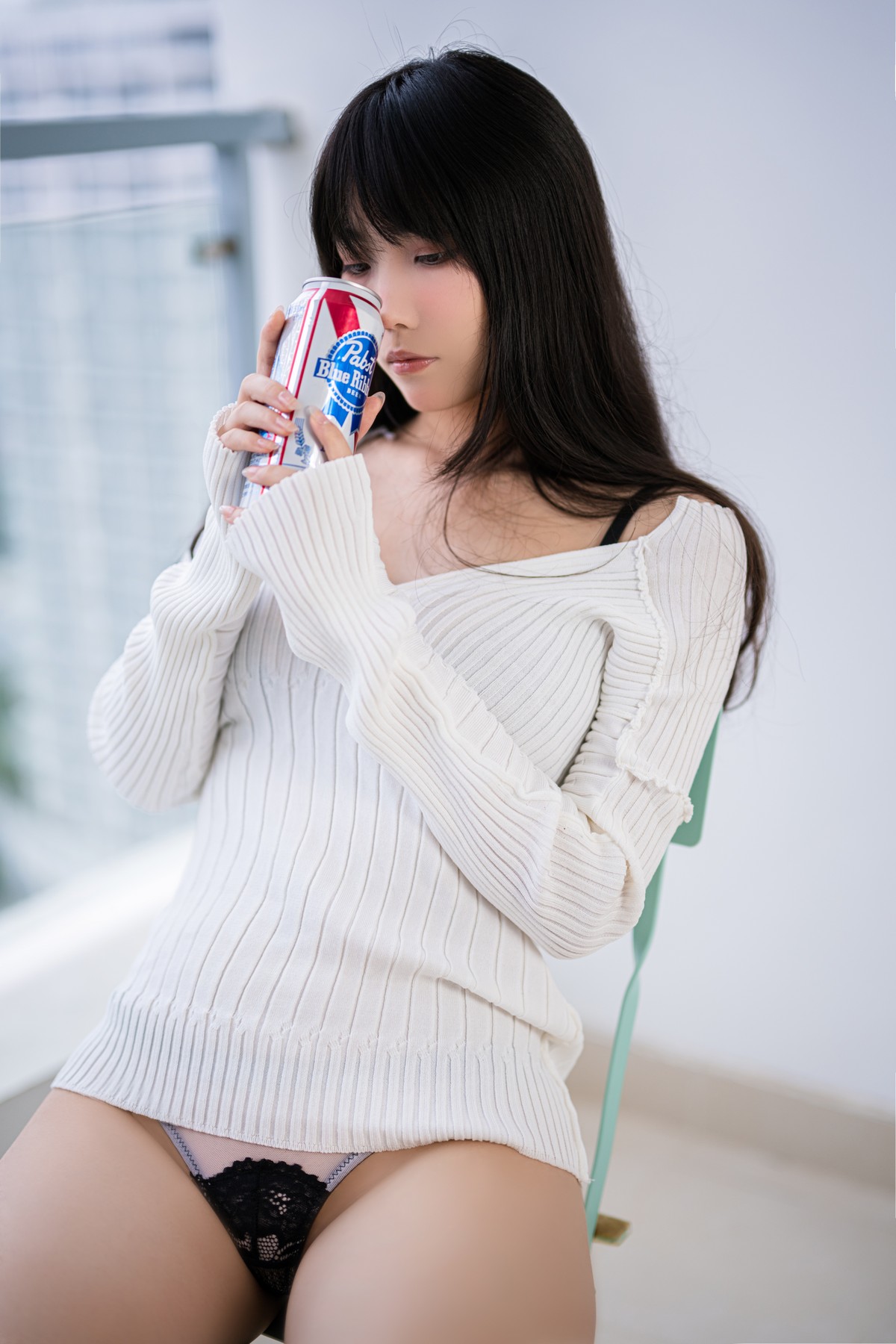 xgyw.top_网络美女汪知子醉酒主题私房性感白色针织衣半脱露黑色蕾丝内衣撩人诱惑写真36P