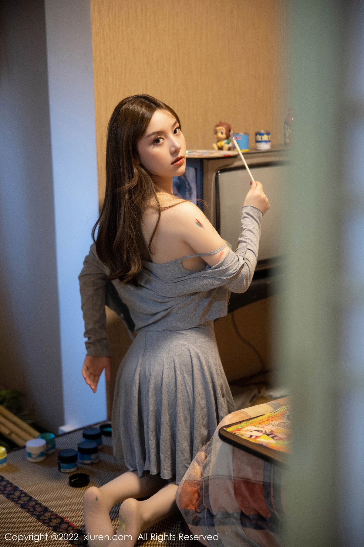 xgyw.top_XiuRen第5943_模特豆瓣酱绘画主题灰色低胸吊带裙配肉丝秀丰满身材诱惑写真71P