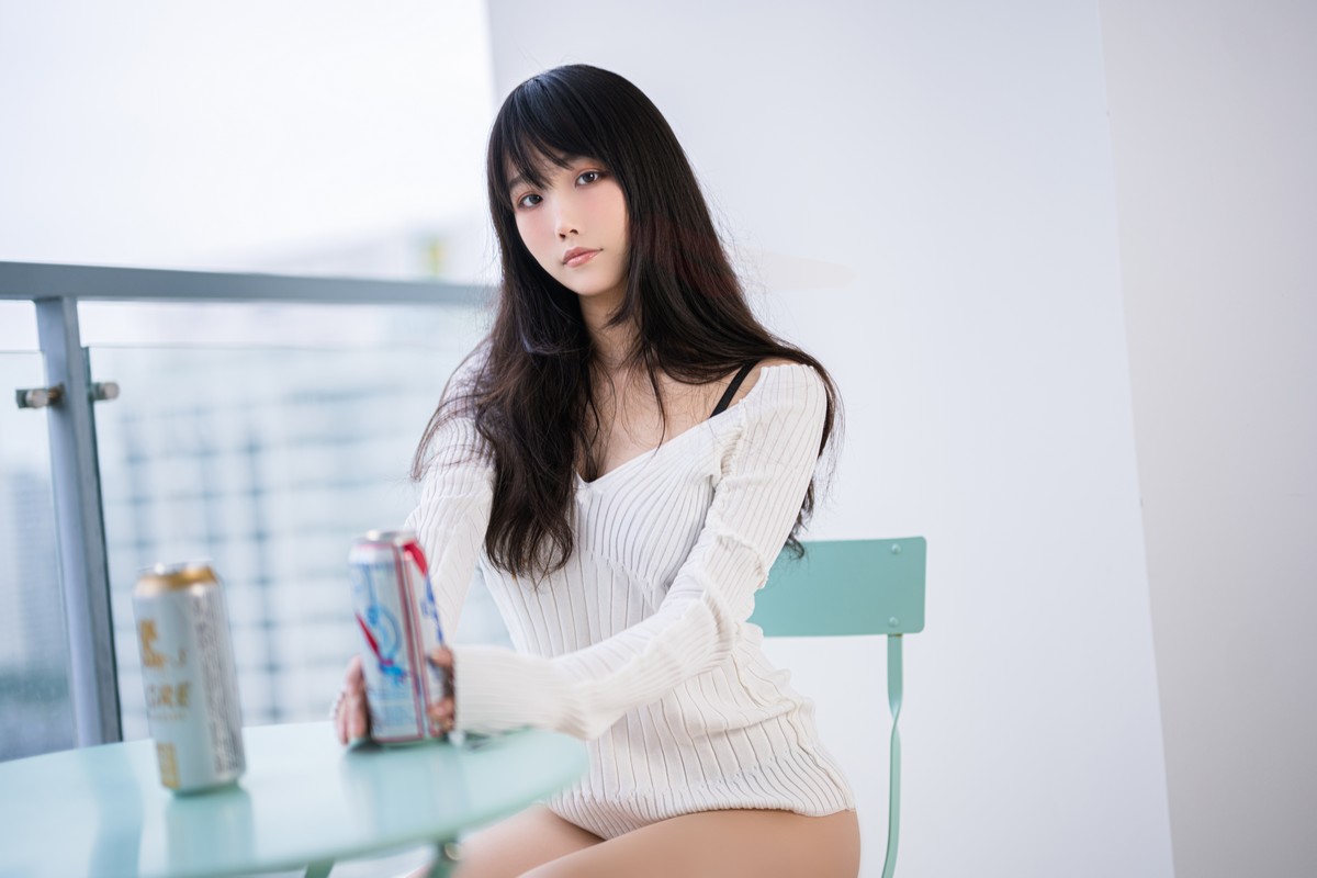 xgyw.top_网络美女汪知子醉酒主题私房性感白色针织衣半脱露黑色蕾丝内衣撩人诱惑写真36P