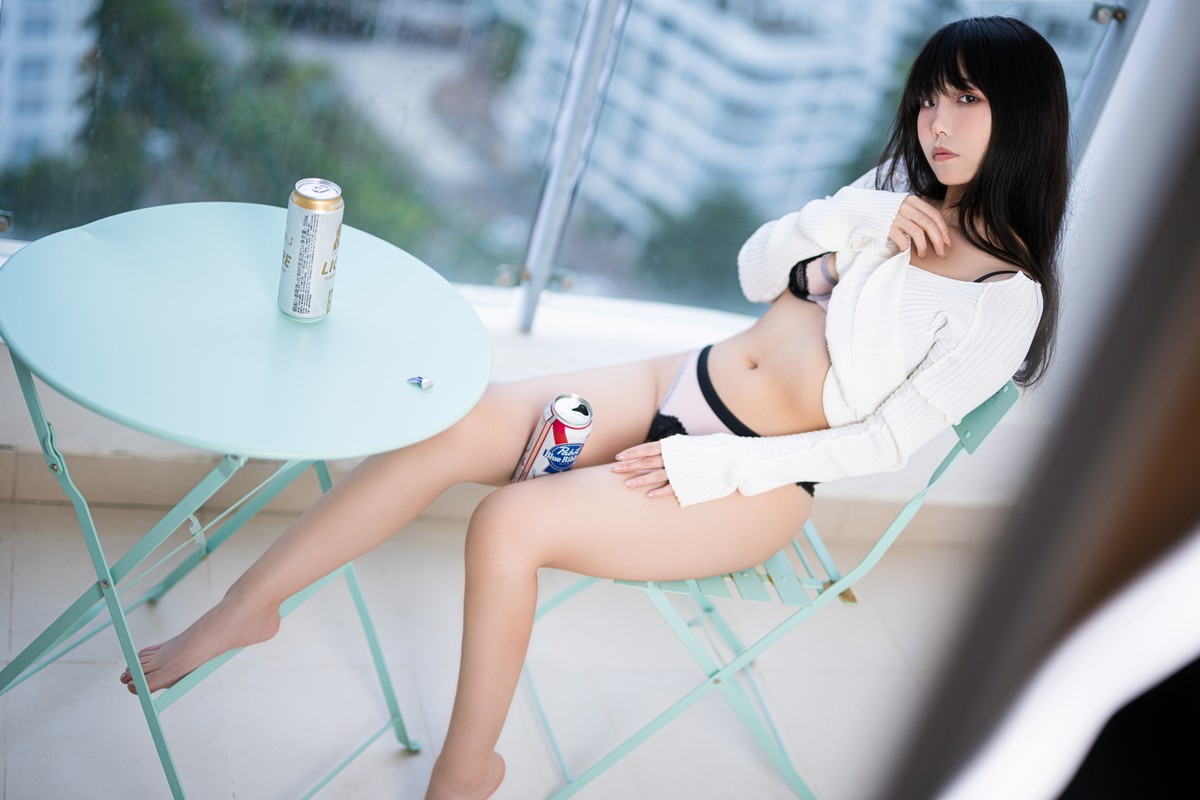 xgyw.top_网络美女汪知子醉酒主题私房性感白色针织衣半脱露黑色蕾丝内衣撩人诱惑写真36P