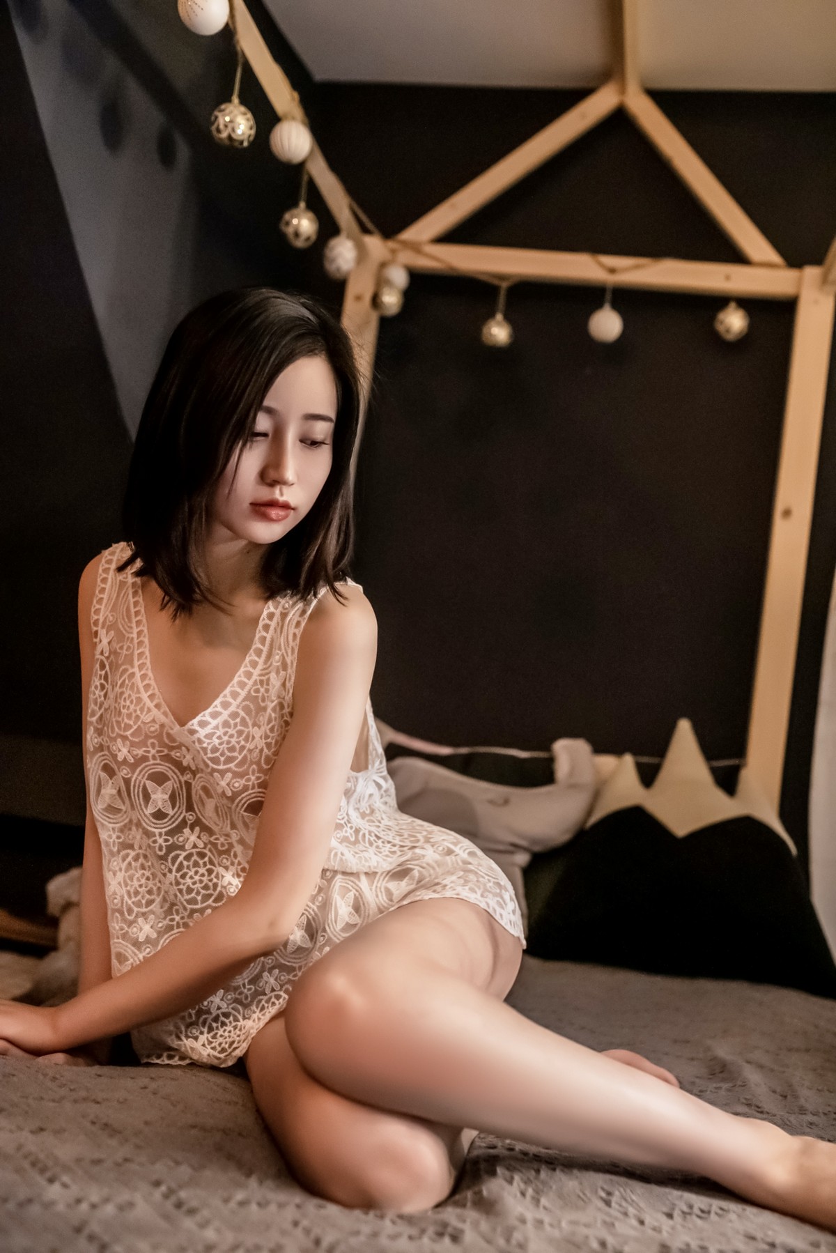 xgyw.top_网络美女年年Nnian白色网衫主题私房床上性感白色缕空上衣秀惹火身材诱惑写真44P