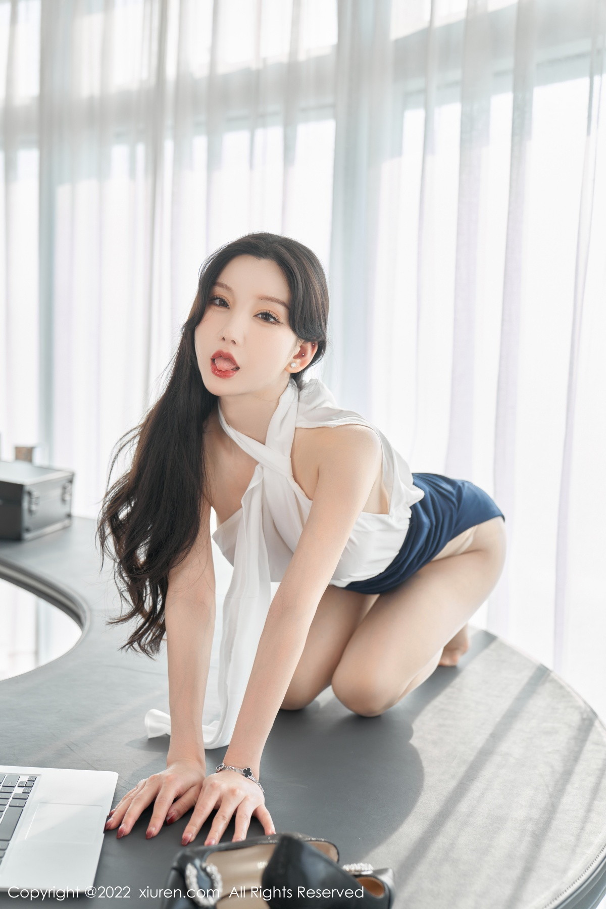 xgyw.top_XiuRen第5948_女神周于希Sally女秘书主题白色轻透衣配黑短裙秀翘臀诱惑写真70P
