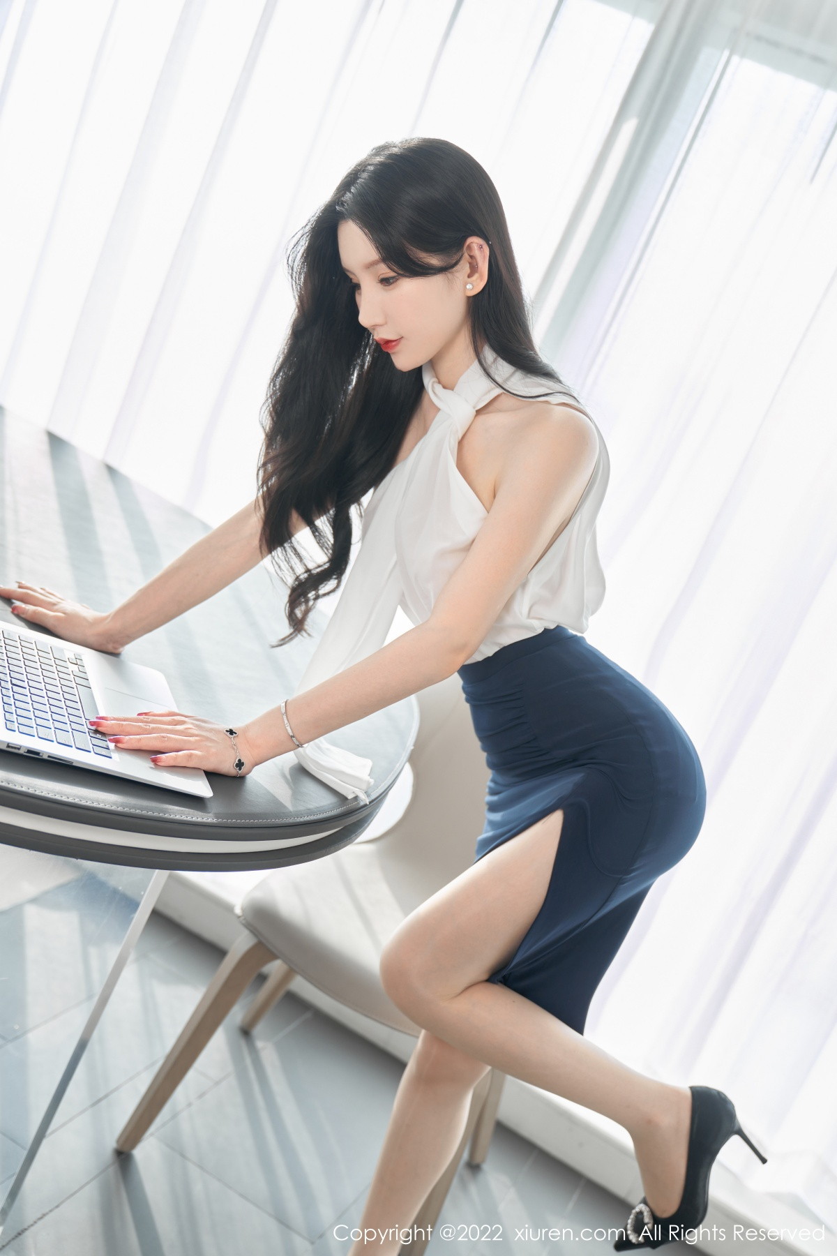 xgyw.top_XiuRen第5948_女神周于希Sally女秘书主题白色轻透衣配黑短裙秀翘臀诱惑写真70P