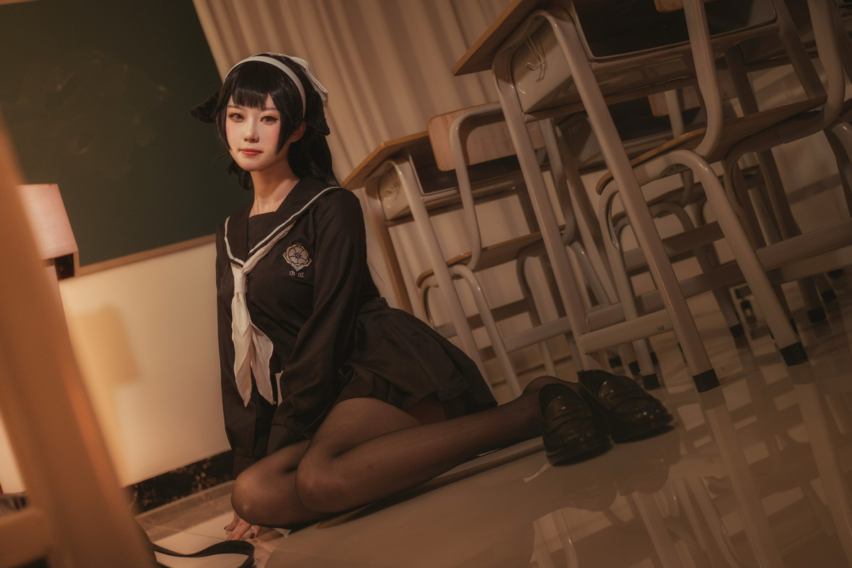 xgyw.top_Coser美女贞子蜜桃碧蓝航线主题教室里性感学生制服配超薄黑丝秀美腿诱惑写真35P
