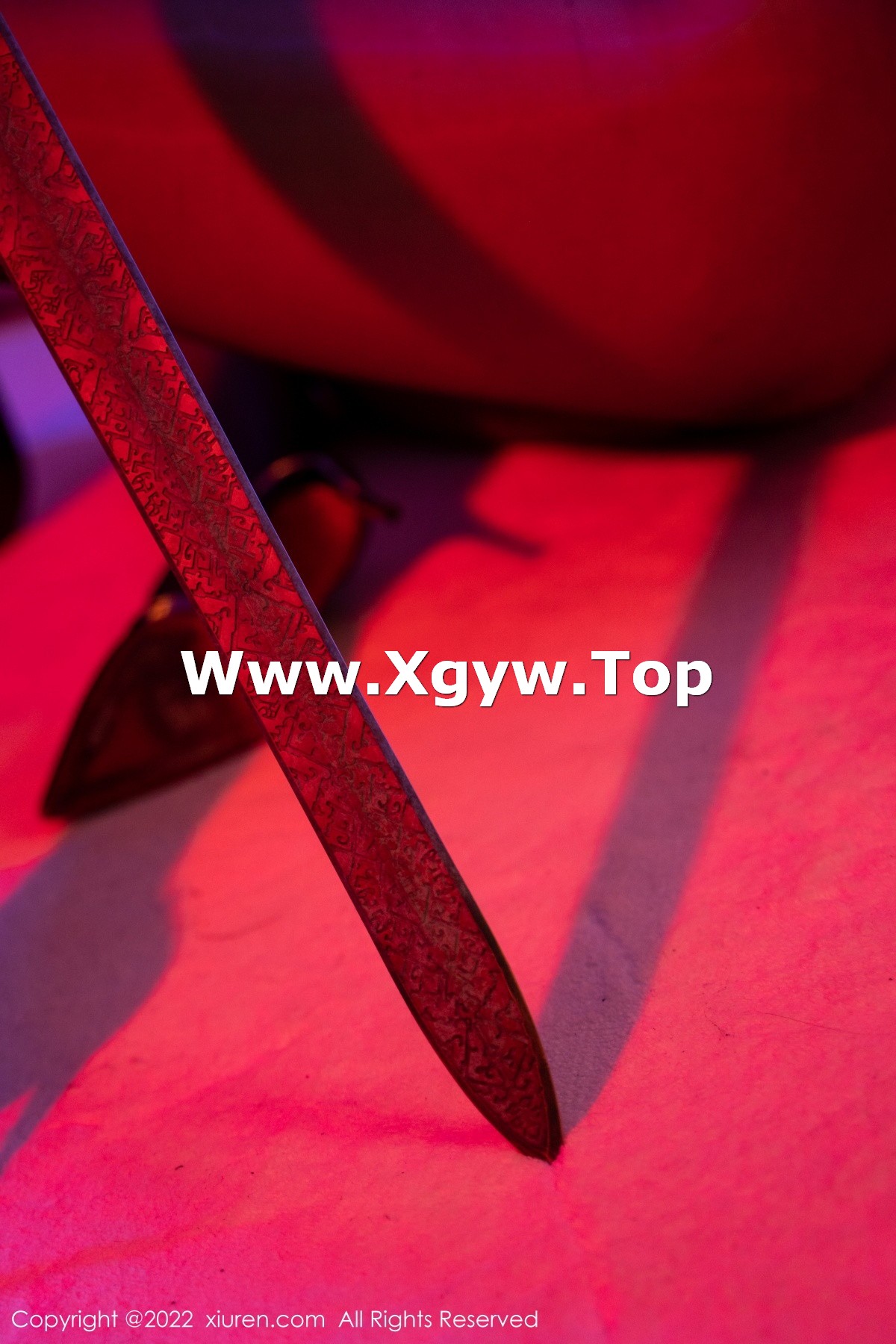 xgyw.top_XiuRen第5957期_女神奶瓶土肥圆暗色灯光下黑色皮质服配黑丝裤袜迷人诱惑写真72P