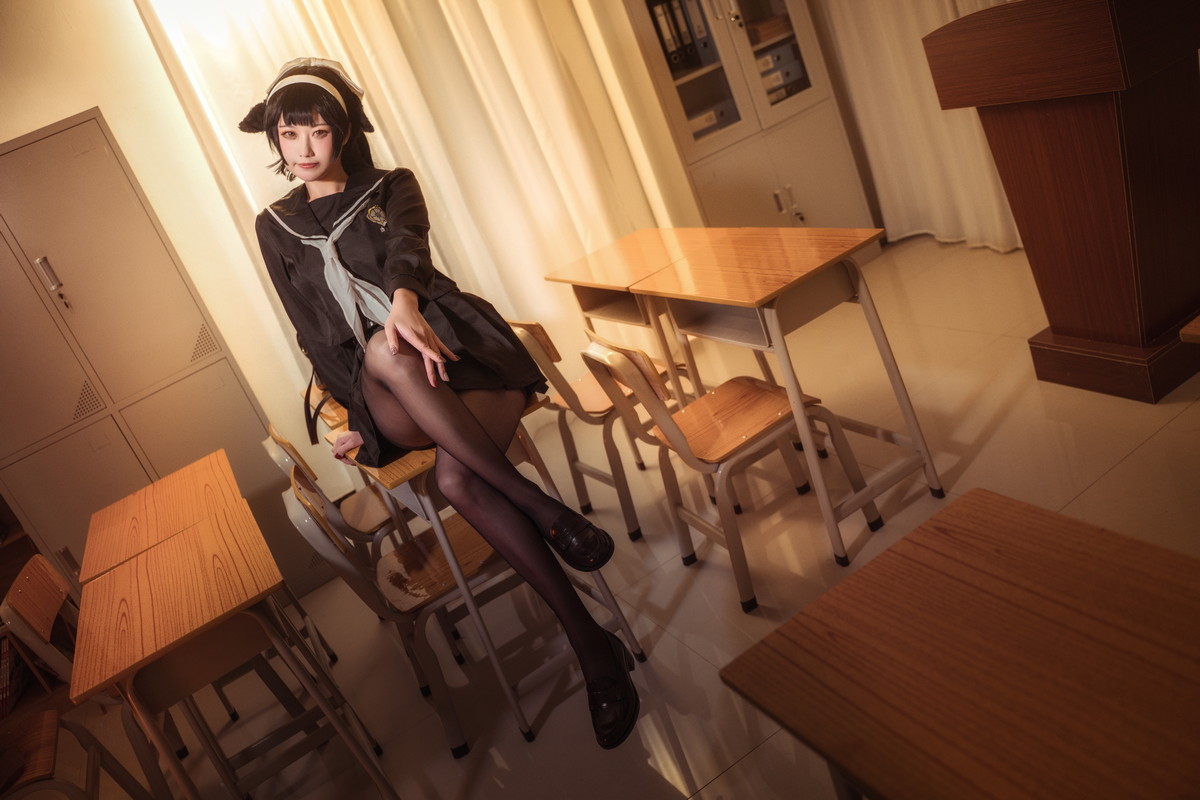 xgyw.top_Coser美女贞子蜜桃碧蓝航线主题教室里性感学生制服配超薄黑丝秀美腿诱惑写真35P