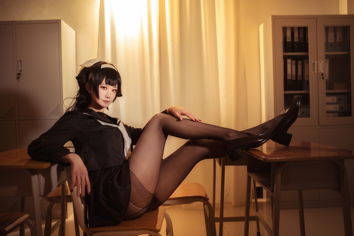 xgyw.top_Coser美女贞子蜜桃碧蓝航线主题教室里性感学生制服配超薄黑丝秀美腿诱惑写真35P