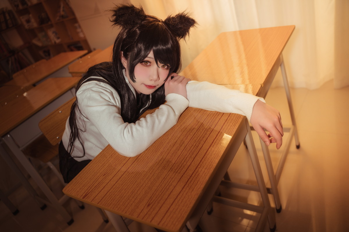 xgyw.top_Coser美女贞子蜜桃碧蓝航线主题教室里性感学生制服配超薄黑丝秀美腿诱惑写真35P