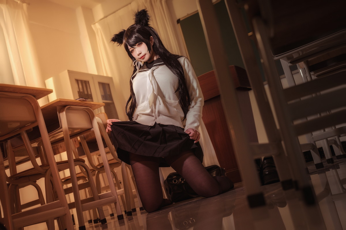 xgyw.top_Coser美女贞子蜜桃碧蓝航线主题教室里性感学生制服配超薄黑丝秀美腿诱惑写真35P