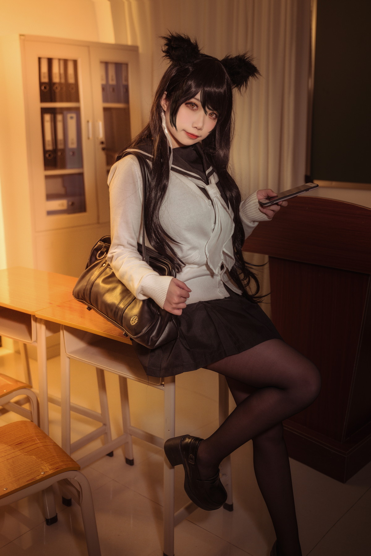 xgyw.top_Coser美女贞子蜜桃碧蓝航线主题教室里性感学生制服配超薄黑丝秀美腿诱惑写真35P