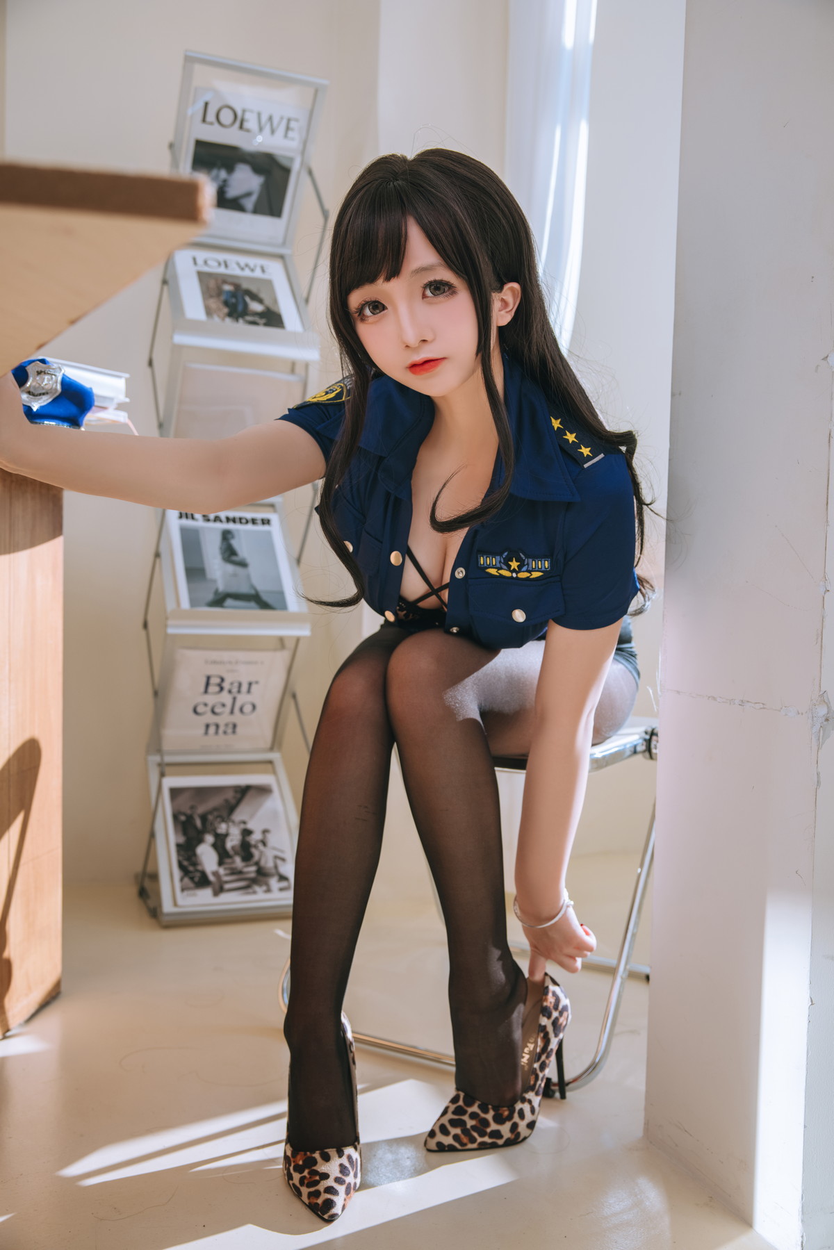 xgyw.top_Cosplay美女日奈娇豹纹女警主题蓝上衣配黑短裙半脱露豹纹内衣丰满诱惑写真109P