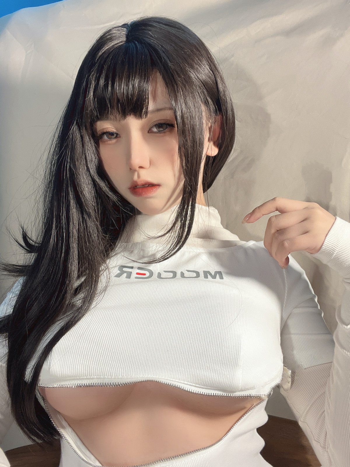 xgyw.top_网络美女一北亦北吉他妹妹主题私房性感白色开胸服饰半撩秀豪乳翘臀诱惑写真33P
