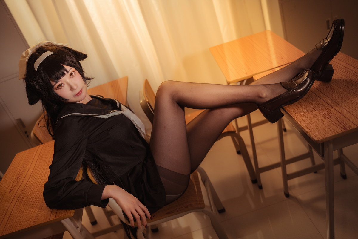 xgyw.top_Coser美女贞子蜜桃碧蓝航线主题教室里性感学生制服配超薄黑丝秀美腿诱惑写真35P
