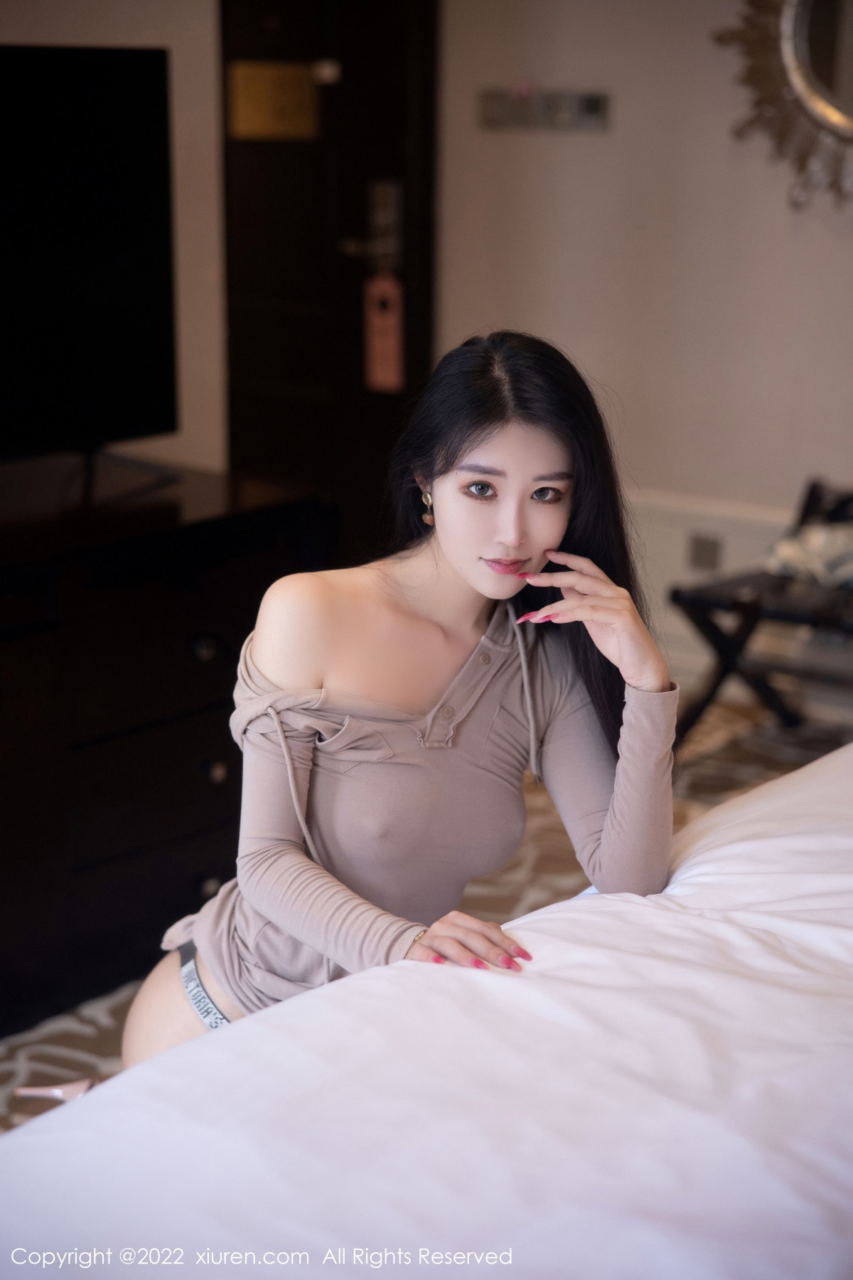 xgyw.top_XiuRen第5955期_模特司柠脱杏色连衣裙露性感黑色内衣配超薄肉丝完美诱惑写真70P