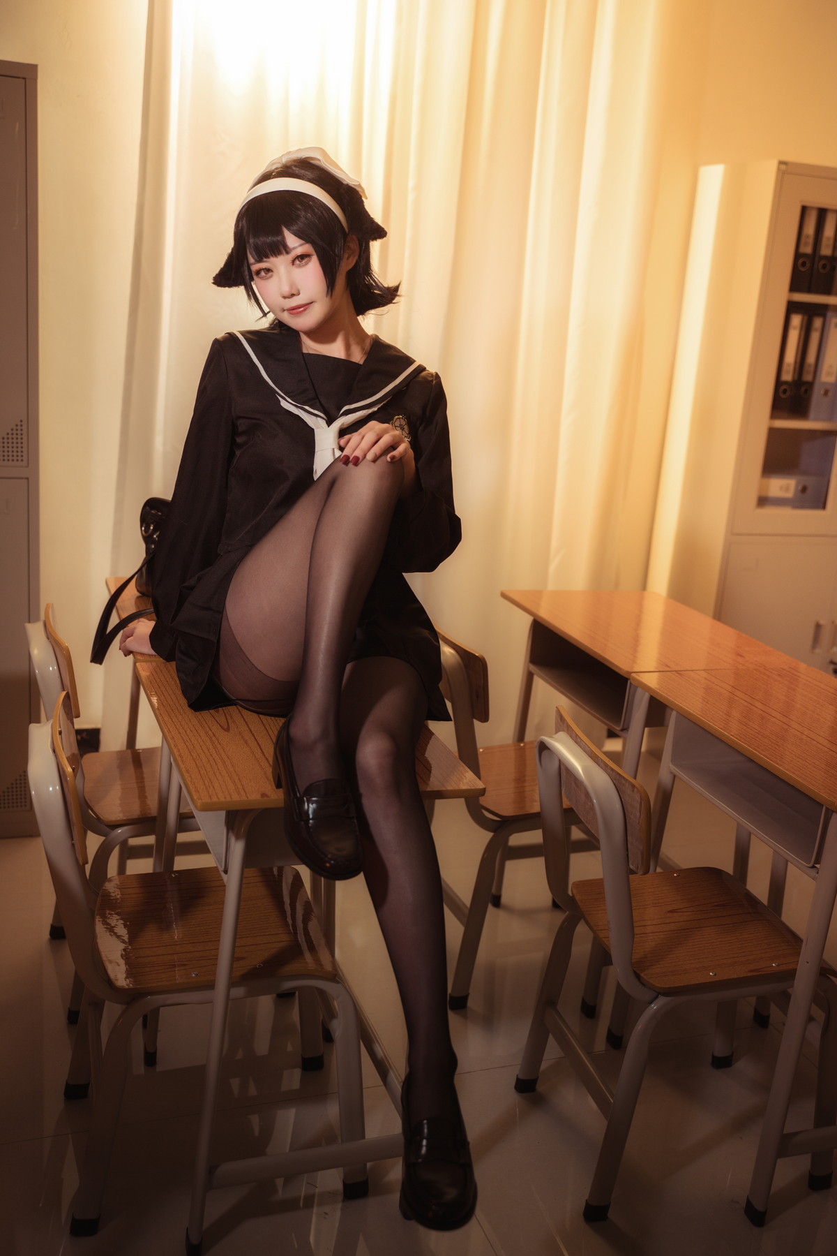 xgyw.top_Coser美女贞子蜜桃碧蓝航线主题教室里性感学生制服配超薄黑丝秀美腿诱惑写真35P
