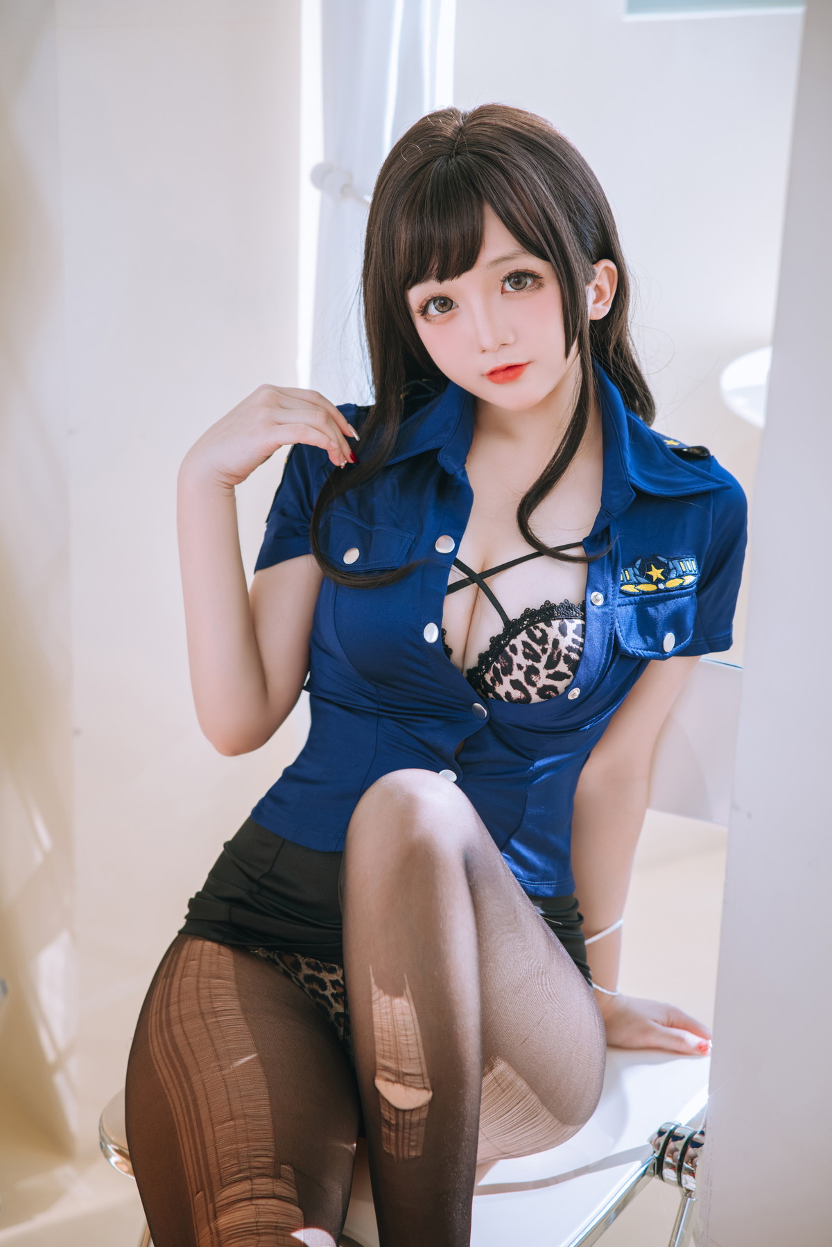 xgyw.top_Cosplay美女日奈娇豹纹女警主题蓝上衣配黑短裙半脱露豹纹内衣丰满诱惑写真109P