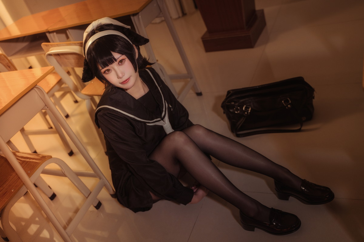 xgyw.top_Coser美女贞子蜜桃碧蓝航线主题教室里性感学生制服配超薄黑丝秀美腿诱惑写真35P