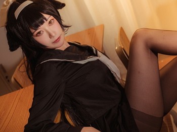 Coser青春美女贞子蜜桃碧蓝航线主题教室里性感学姐工作服配超薄黑色丝袜秀美腿骚扰写真35P