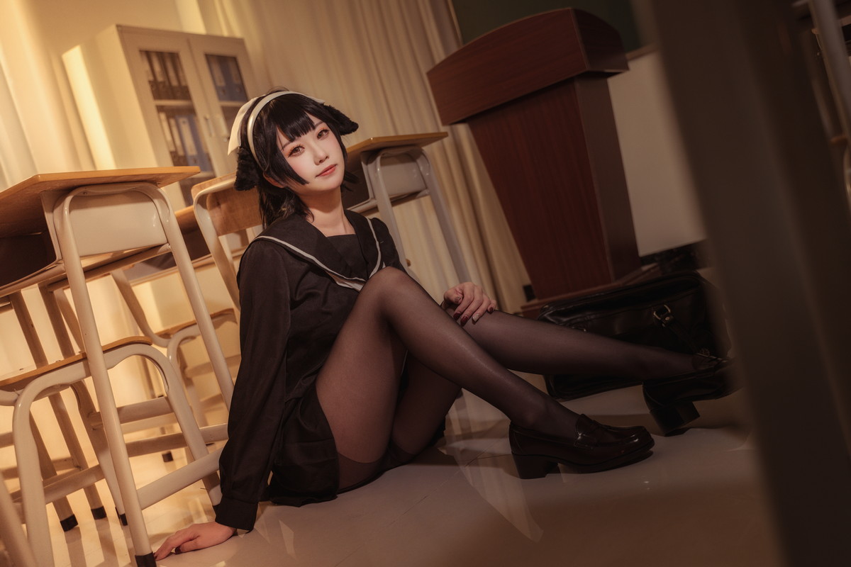 xgyw.top_Coser美女贞子蜜桃碧蓝航线主题教室里性感学生制服配超薄黑丝秀美腿诱惑写真35P
