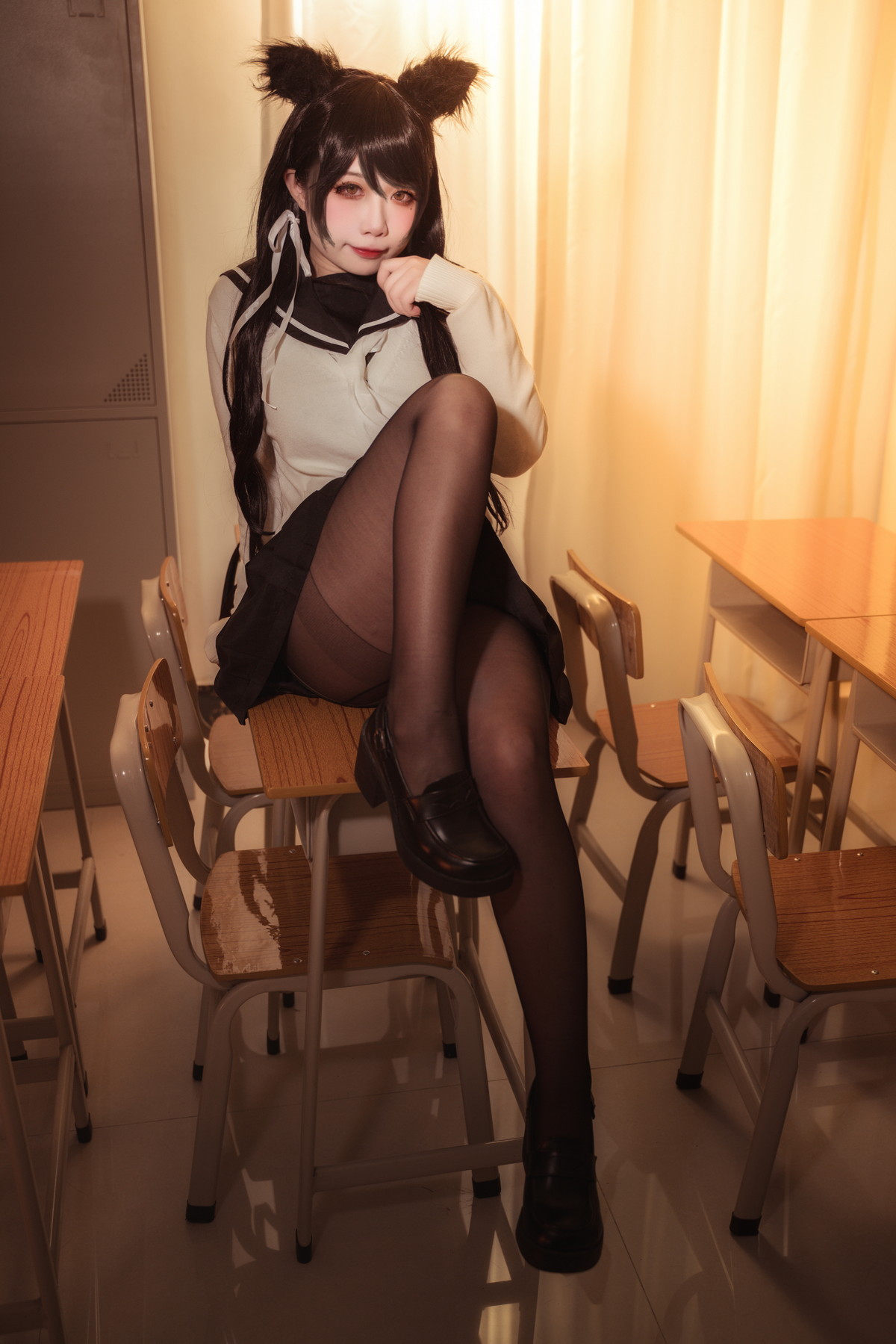 xgyw.top_Coser美女贞子蜜桃碧蓝航线主题教室里性感学生制服配超薄黑丝秀美腿诱惑写真35P