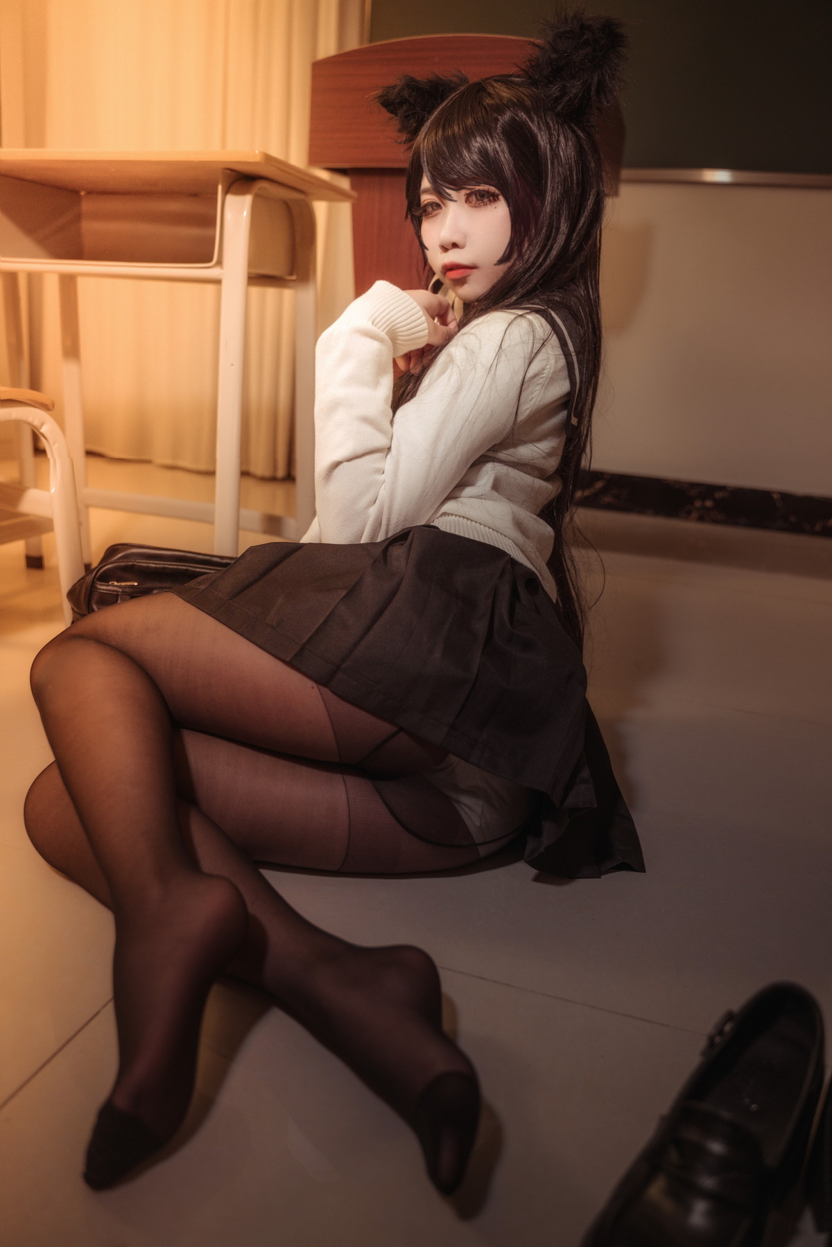 xgyw.top_Coser美女贞子蜜桃碧蓝航线主题教室里性感学生制服配超薄黑丝秀美腿诱惑写真35P