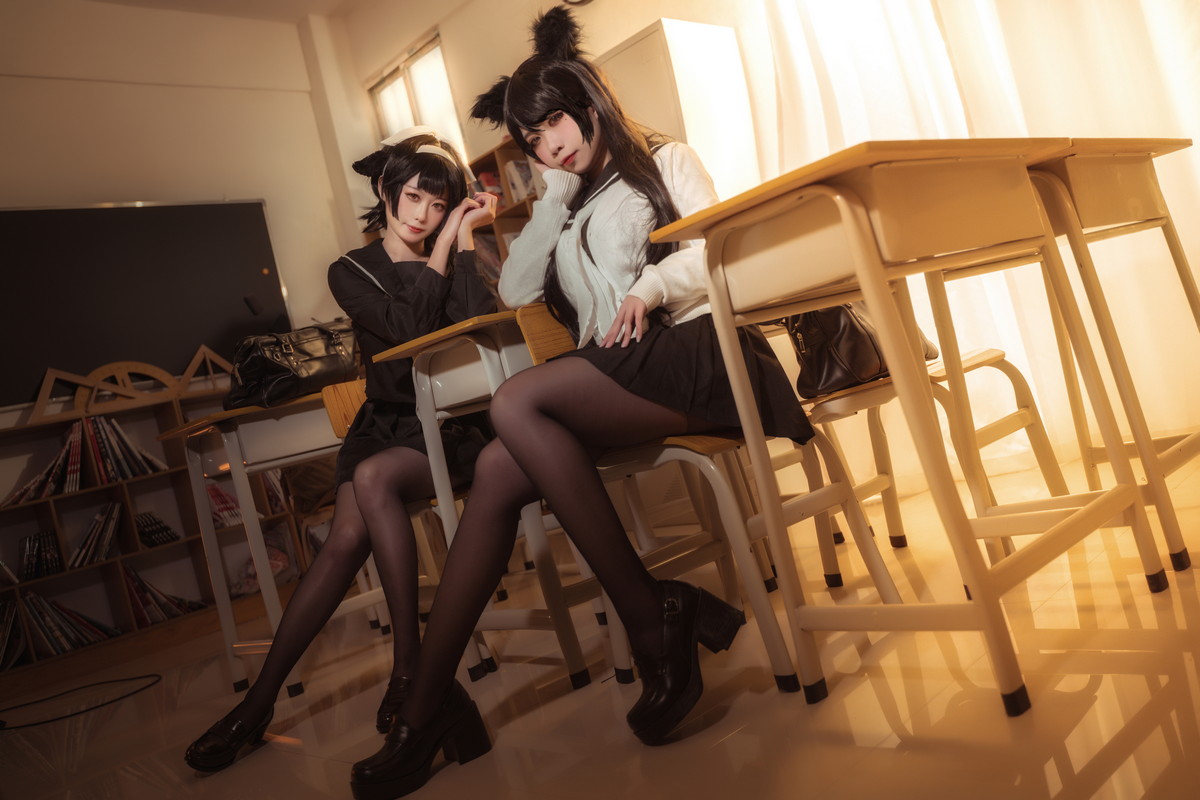 xgyw.top_Coser美女贞子蜜桃碧蓝航线主题教室里性感学生制服配超薄黑丝秀美腿诱惑写真35P