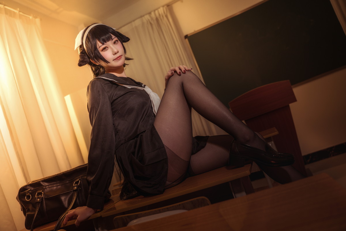 xgyw.top_Coser美女贞子蜜桃碧蓝航线主题教室里性感学生制服配超薄黑丝秀美腿诱惑写真35P