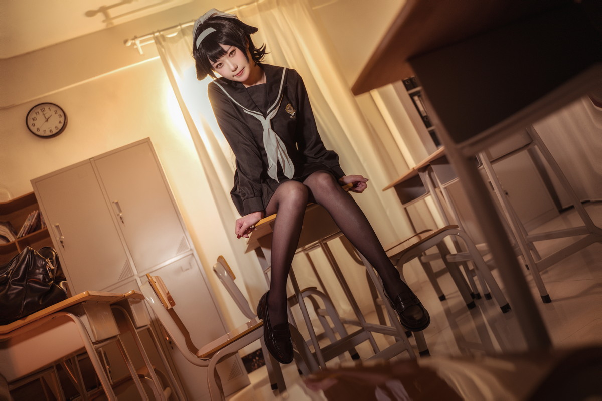 xgyw.top_Coser美女贞子蜜桃碧蓝航线主题教室里性感学生制服配超薄黑丝秀美腿诱惑写真35P