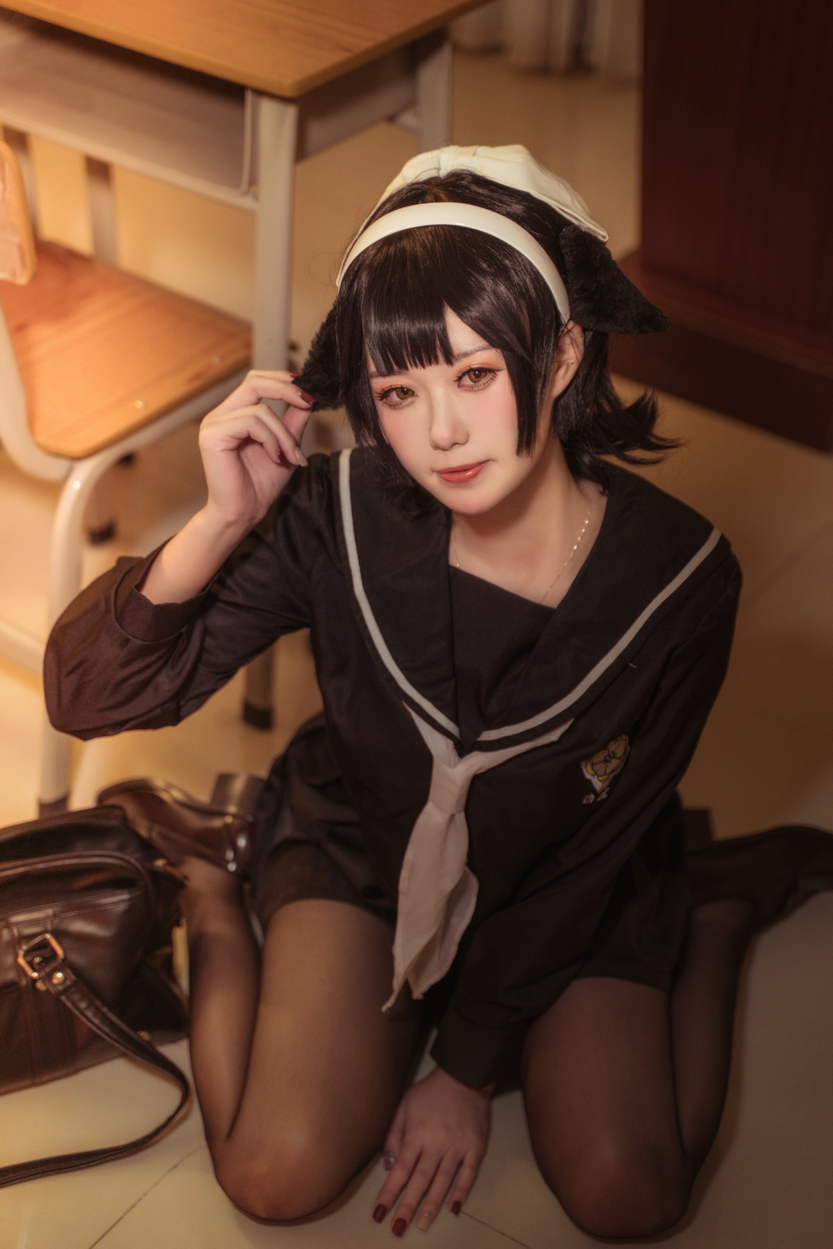 xgyw.top_Coser美女贞子蜜桃碧蓝航线主题教室里性感学生制服配超薄黑丝秀美腿诱惑写真35P