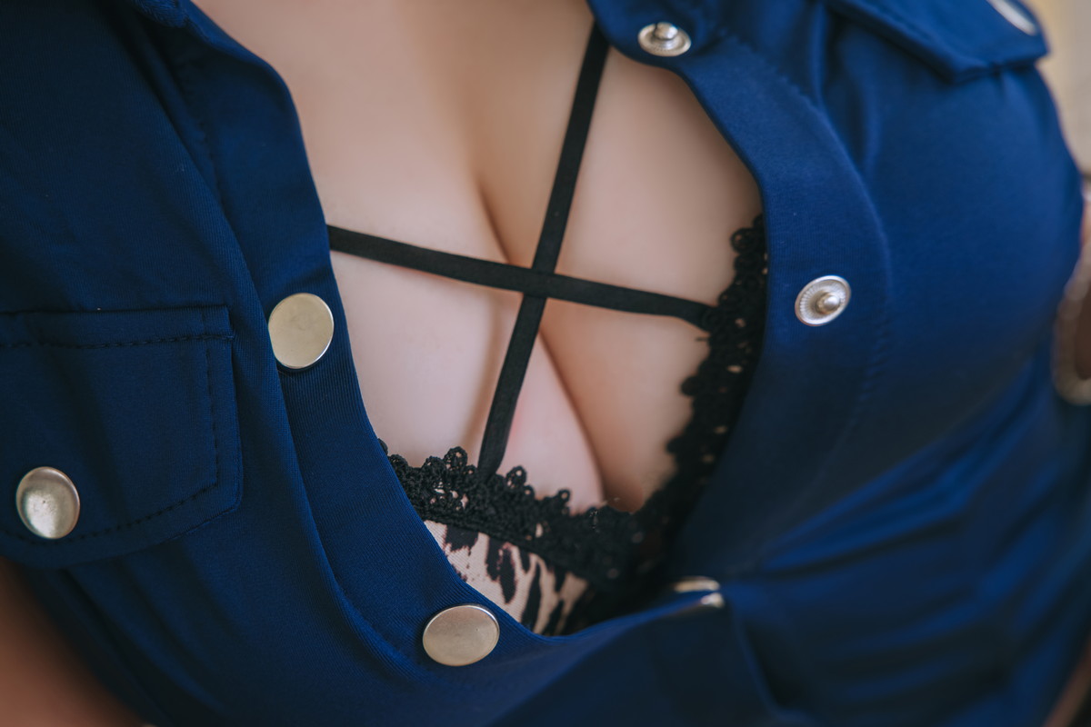 xgyw.top_Cosplay美女日奈娇豹纹女警主题蓝上衣配黑短裙半脱露豹纹内衣丰满诱惑写真109P