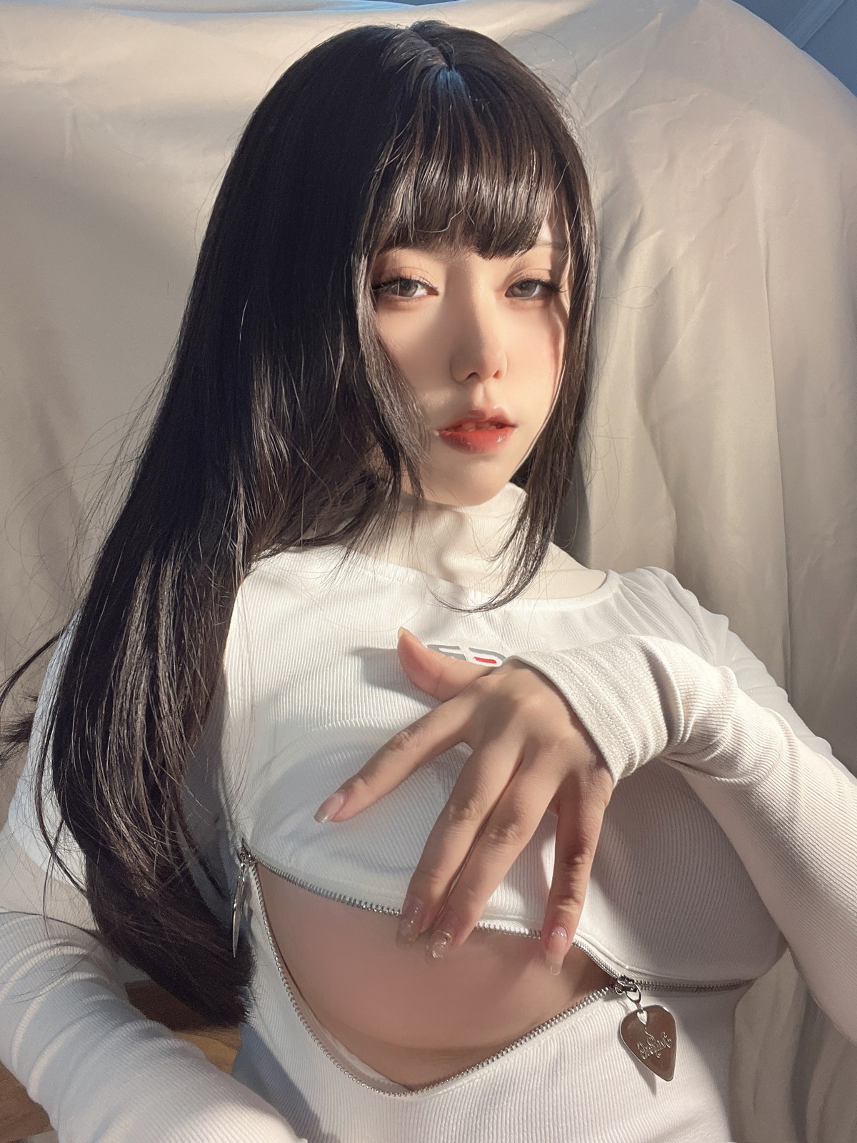 xgyw.top_网络美女一北亦北吉他妹妹主题私房性感白色开胸服饰半撩秀豪乳翘臀诱惑写真33P
