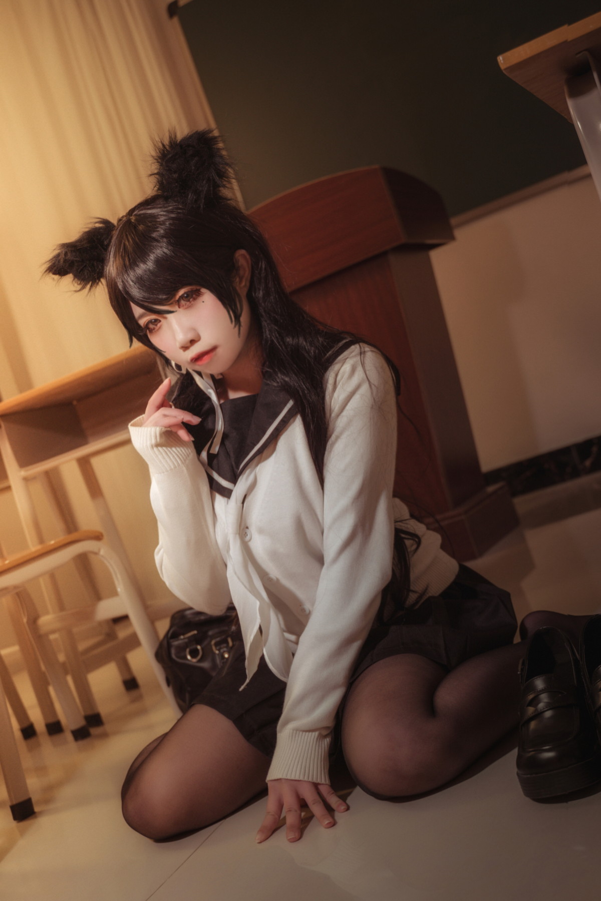 xgyw.top_Coser美女贞子蜜桃碧蓝航线主题教室里性感学生制服配超薄黑丝秀美腿诱惑写真35P