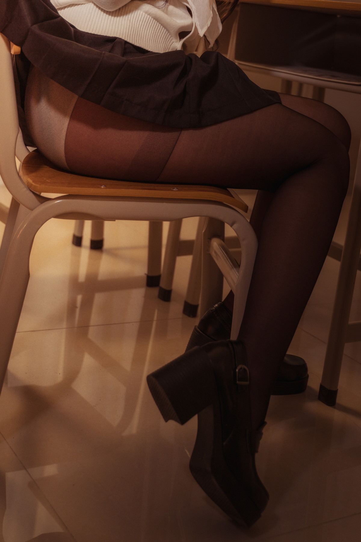 xgyw.top_Coser美女贞子蜜桃碧蓝航线主题教室里性感学生制服配超薄黑丝秀美腿诱惑写真35P