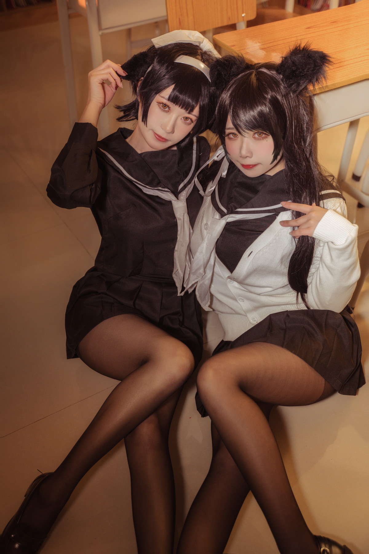 xgyw.top_Coser美女贞子蜜桃碧蓝航线主题教室里性感学生制服配超薄黑丝秀美腿诱惑写真35P