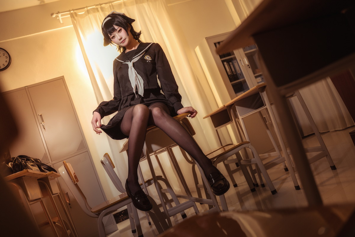xgyw.top_Coser美女贞子蜜桃碧蓝航线主题教室里性感学生制服配超薄黑丝秀美腿诱惑写真35P