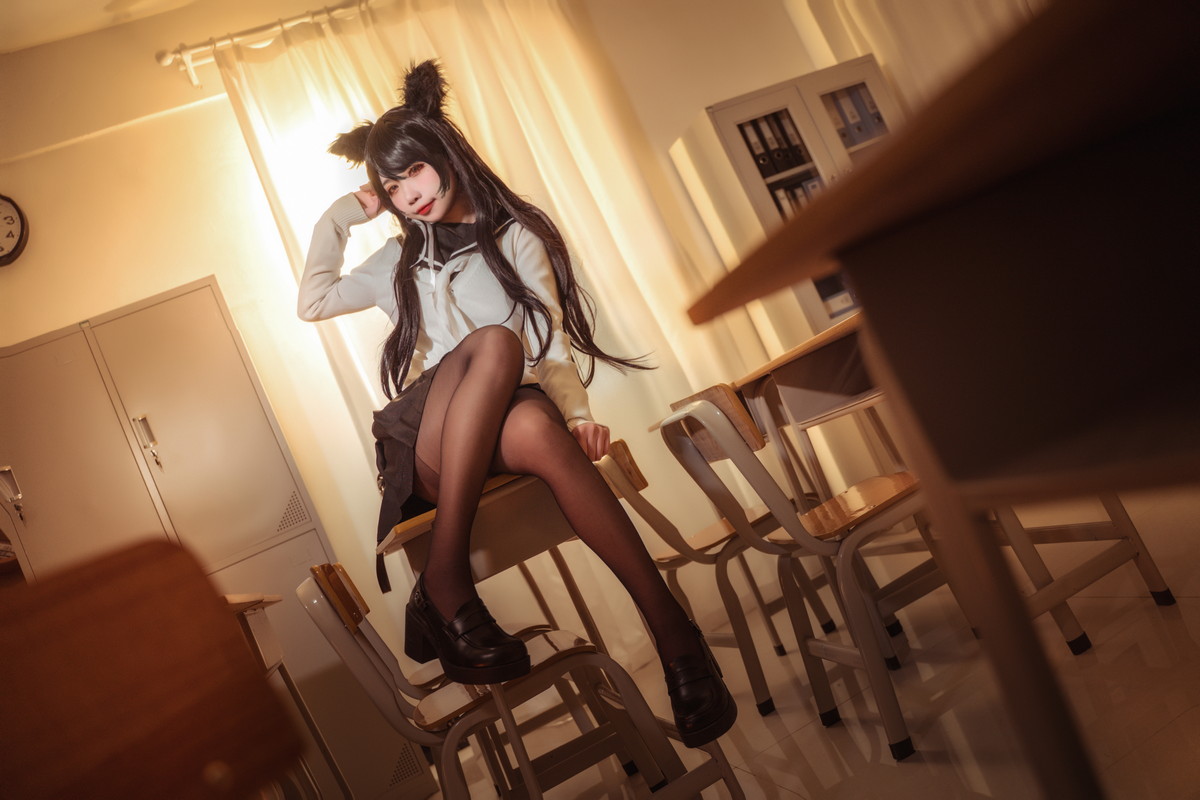 xgyw.top_Coser美女贞子蜜桃碧蓝航线主题教室里性感学生制服配超薄黑丝秀美腿诱惑写真35P