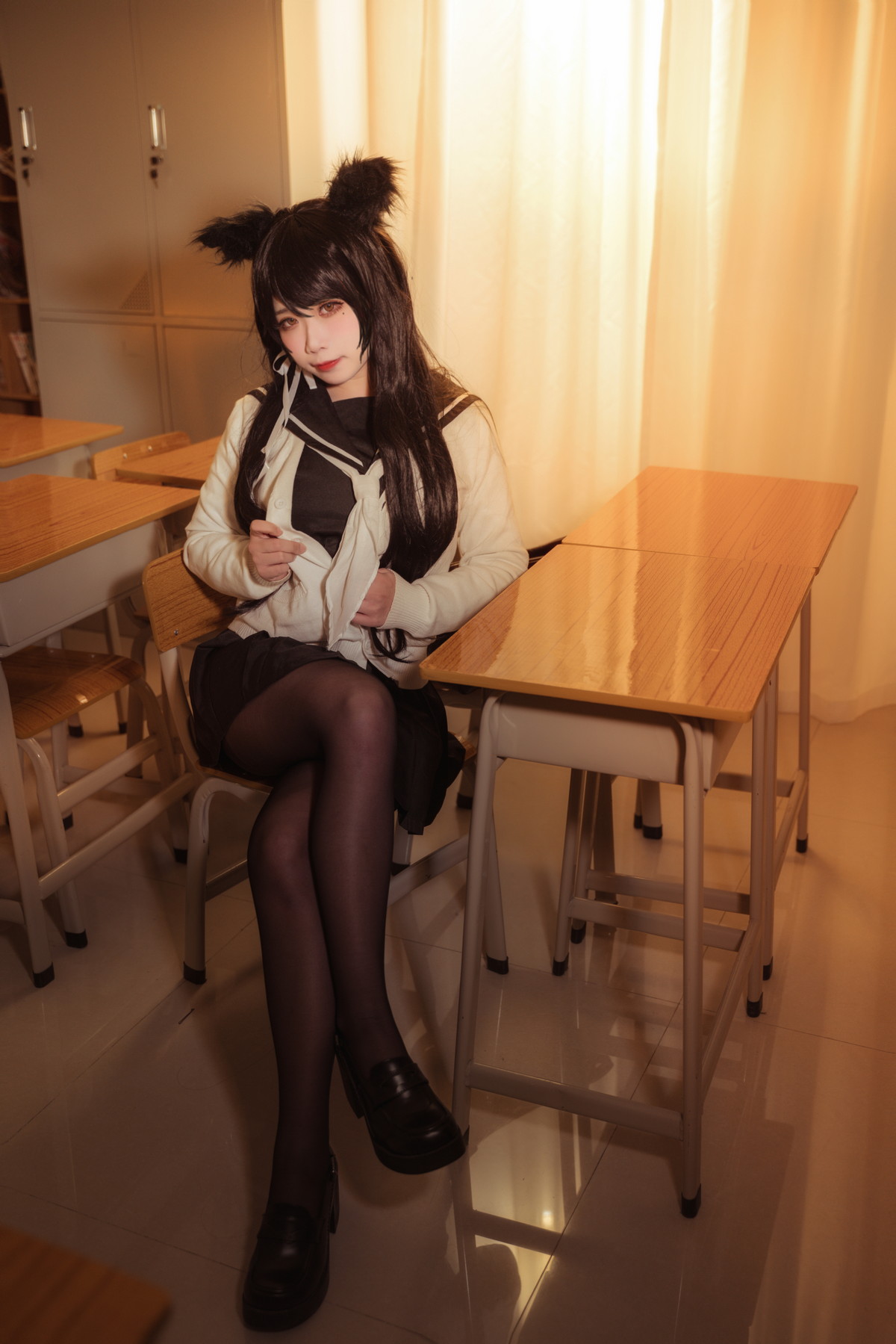 xgyw.top_Coser美女贞子蜜桃碧蓝航线主题教室里性感学生制服配超薄黑丝秀美腿诱惑写真35P
