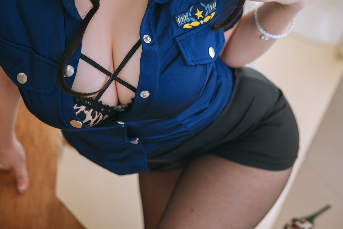 xgyw.top_Cosplay美女日奈娇豹纹女警主题蓝上衣配黑短裙半脱露豹纹内衣丰满诱惑写真109P
