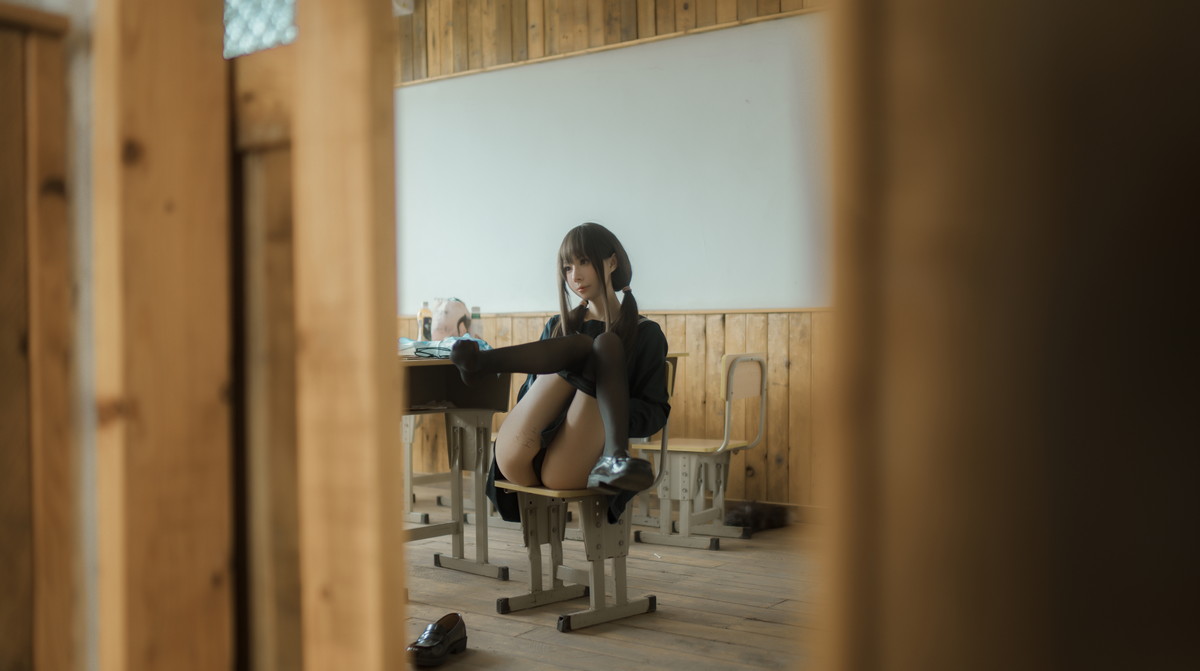 xgyw.top_网络美女西园寺南歌与班长的游戏主题教室里性感制服露黑色蕾丝内衣诱惑写真137P