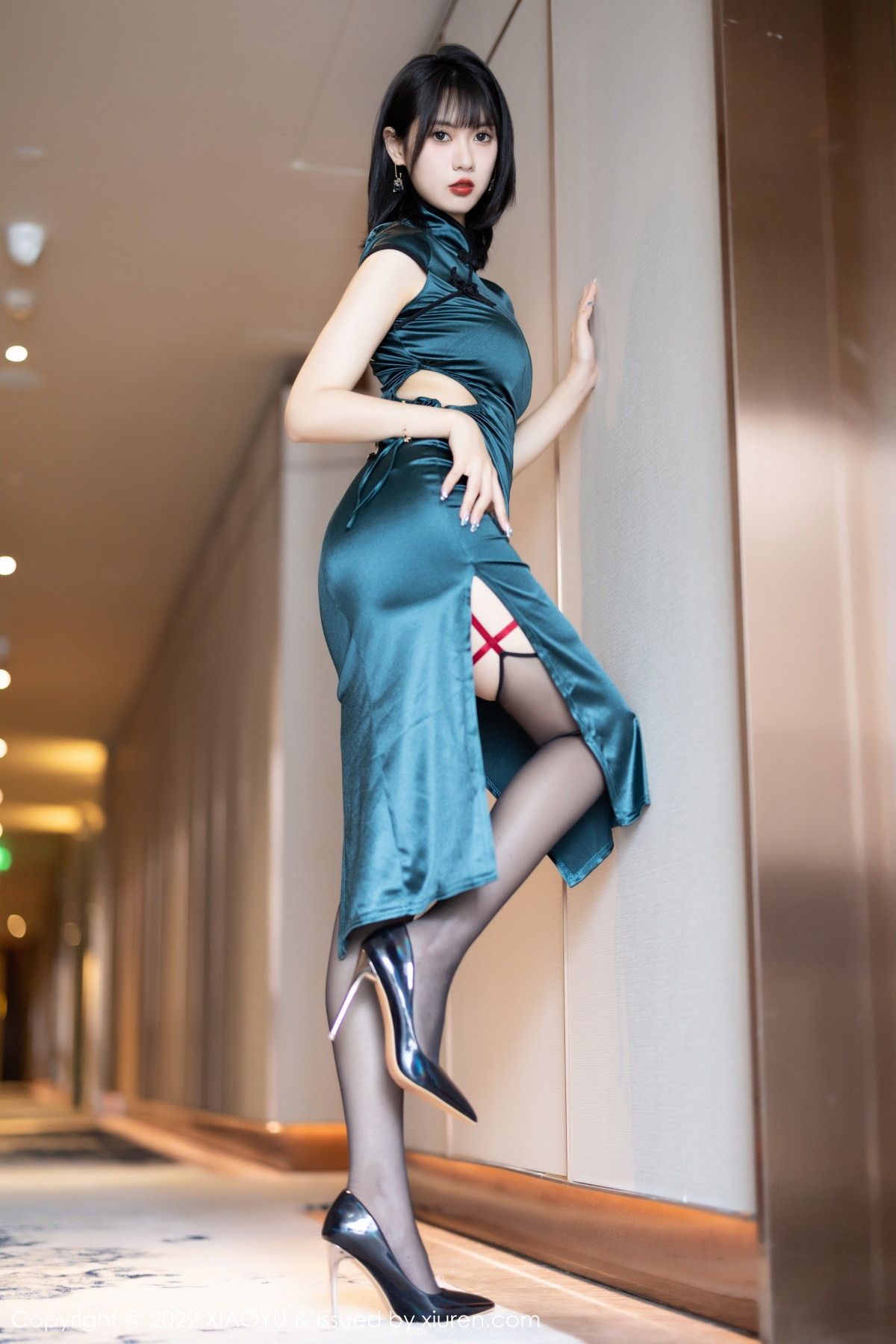 xgyw.top_[XiaoYu画语界]Vol.920_模特林子遥私房性感深色旗袍配黑丝吊袜秀曼妙身姿迷人诱惑写真73P