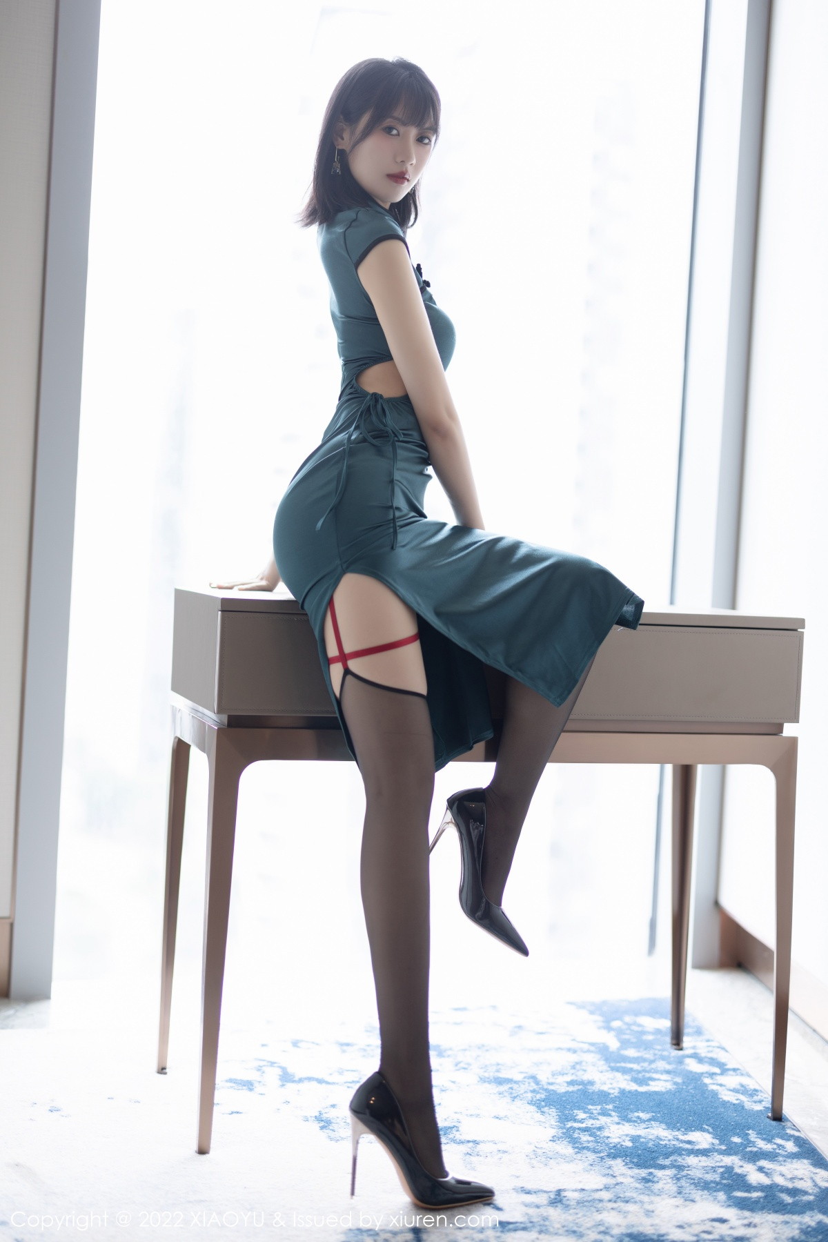xgyw.top_[XiaoYu画语界]Vol.920_模特林子遥私房性感深色旗袍配黑丝吊袜秀曼妙身姿迷人诱惑写真73P