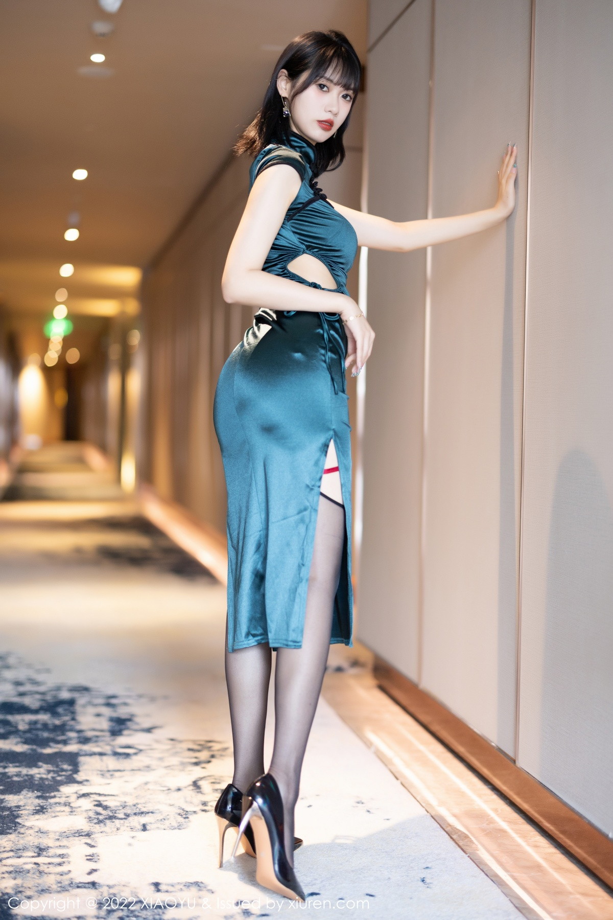 xgyw.top_[XiaoYu画语界]Vol.920_模特林子遥私房性感深色旗袍配黑丝吊袜秀曼妙身姿迷人诱惑写真73P