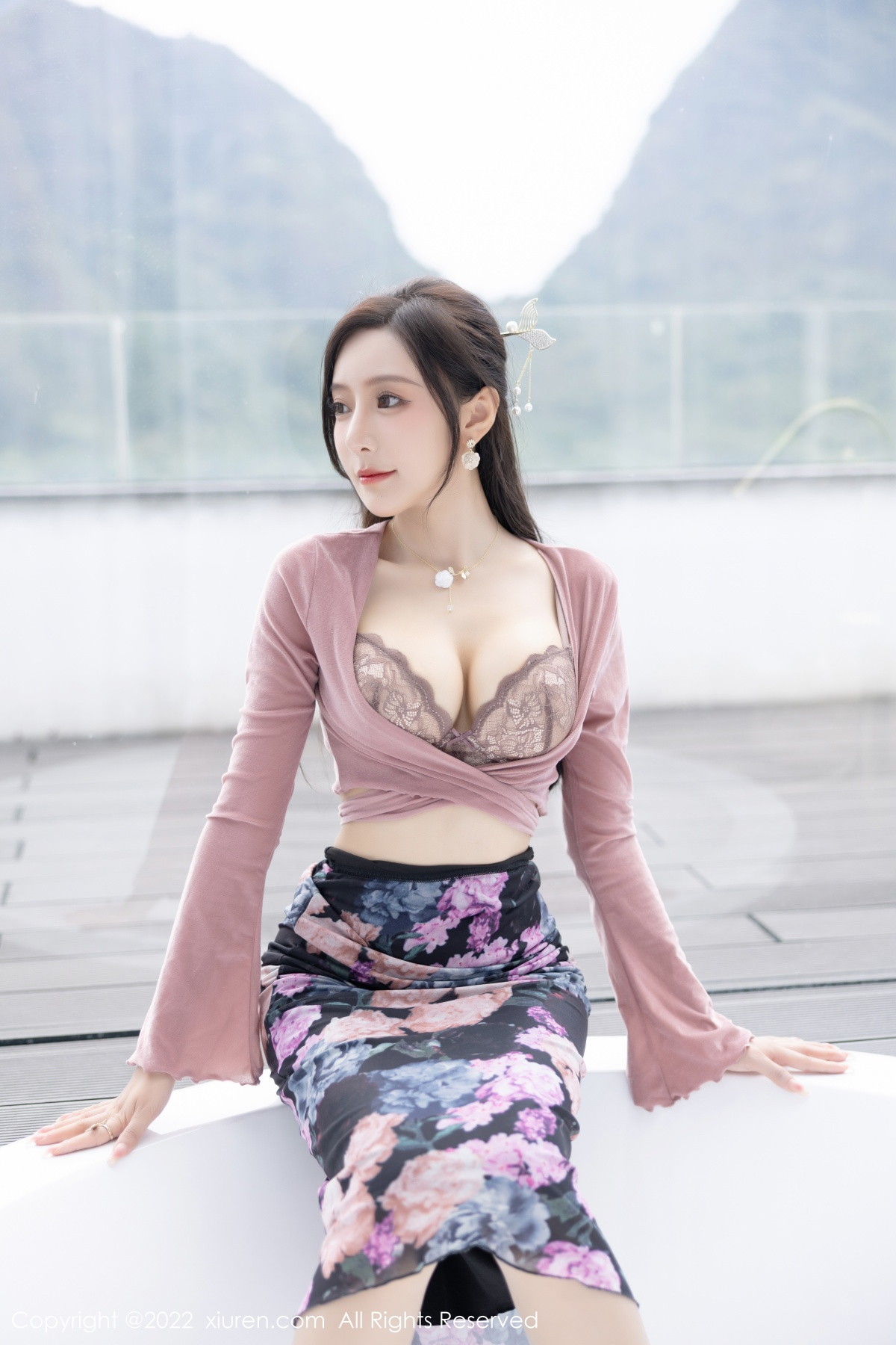 xgyw.top_XiuRen第5985期_女神王馨瑶yanni粉灰色上衣配花色长裙露蕾丝内衣撩人诱惑写真82P