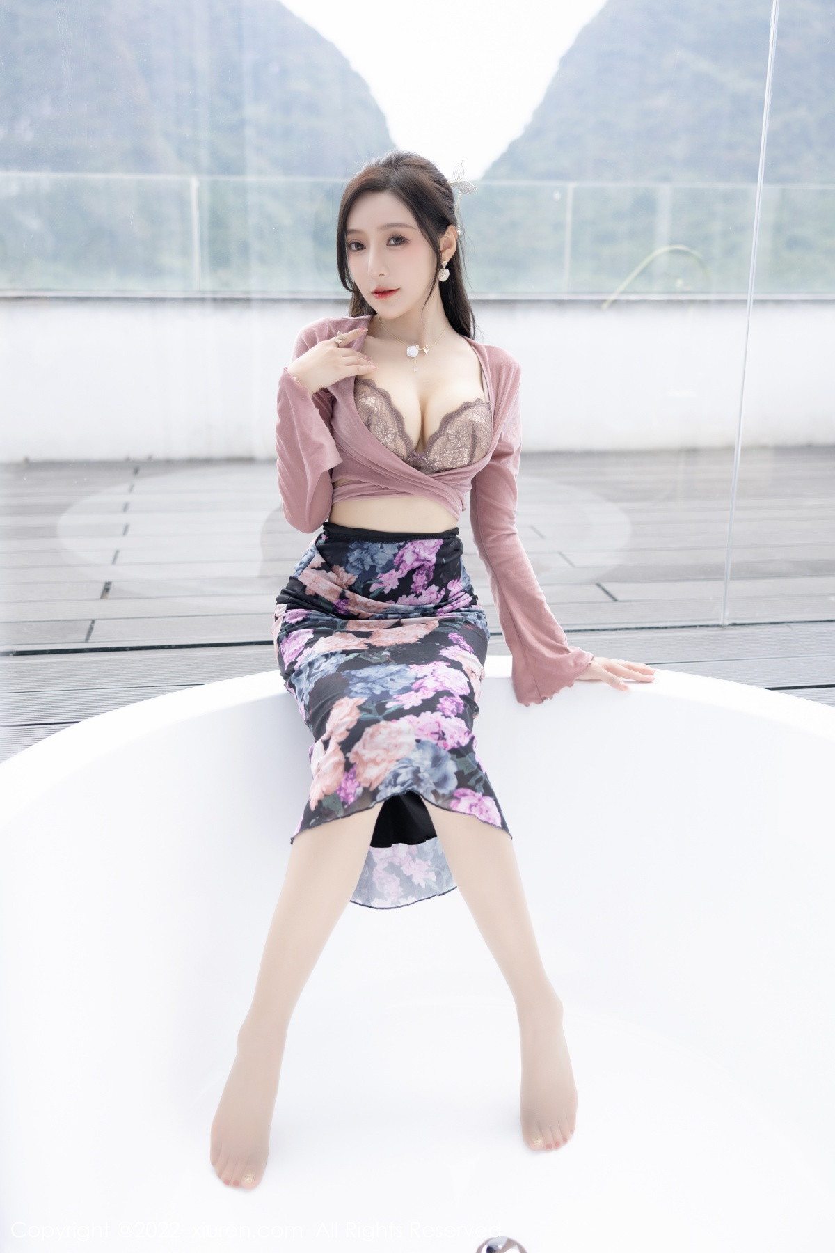 xgyw.top_XiuRen第5985期_女神王馨瑶yanni粉灰色上衣配花色长裙露蕾丝内衣撩人诱惑写真82P