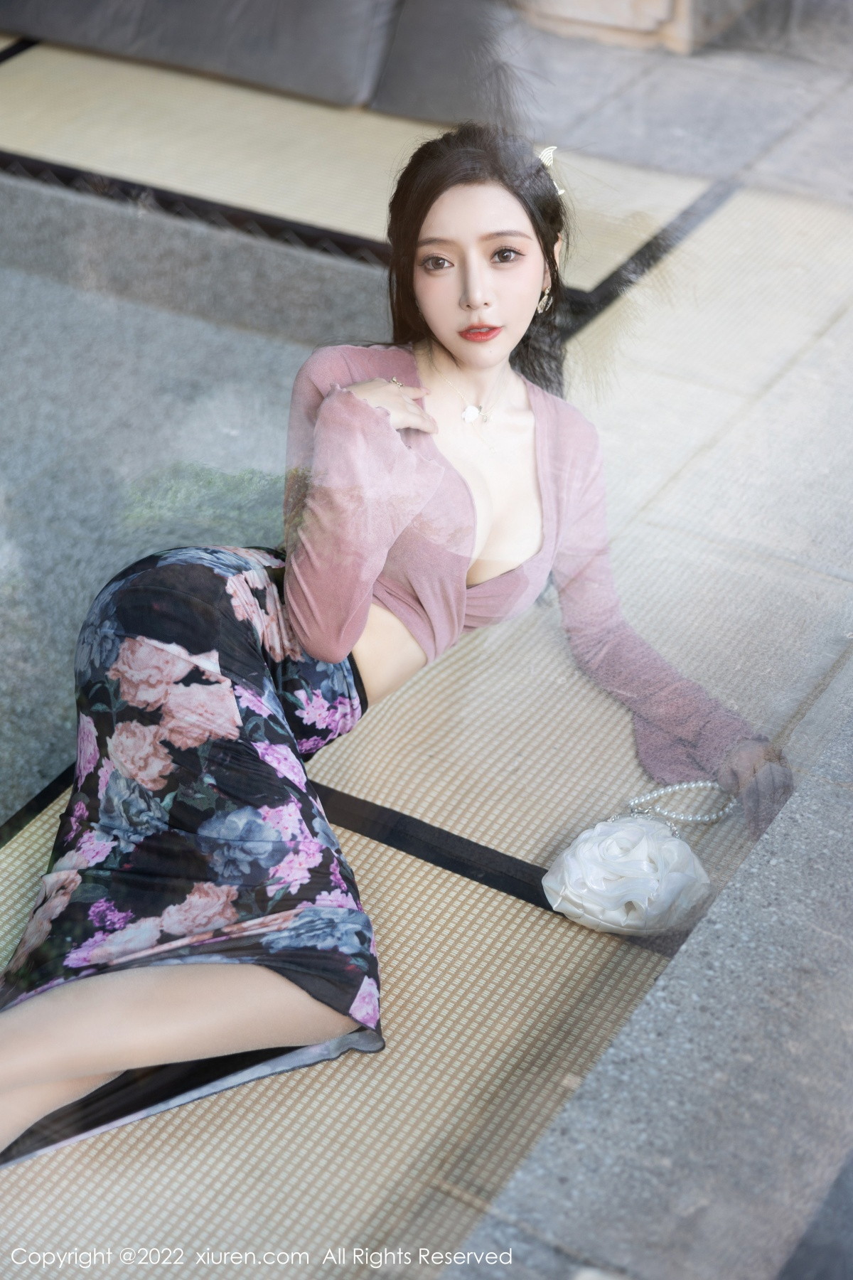 xgyw.top_XiuRen第5985期_女神王馨瑶yanni粉灰色上衣配花色长裙露蕾丝内衣撩人诱惑写真82P