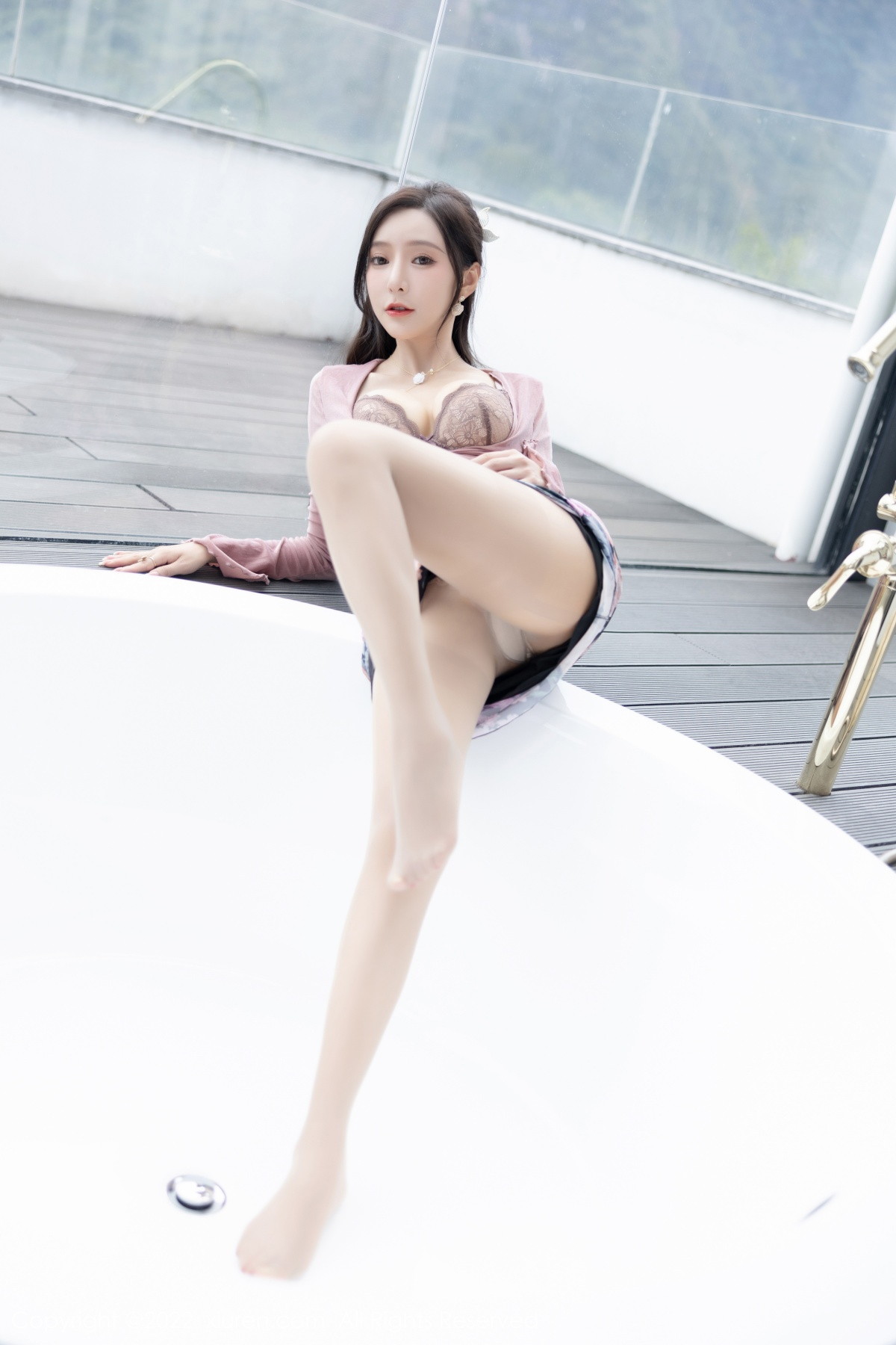 xgyw.top_XiuRen第5985期_女神王馨瑶yanni粉灰色上衣配花色长裙露蕾丝内衣撩人诱惑写真82P