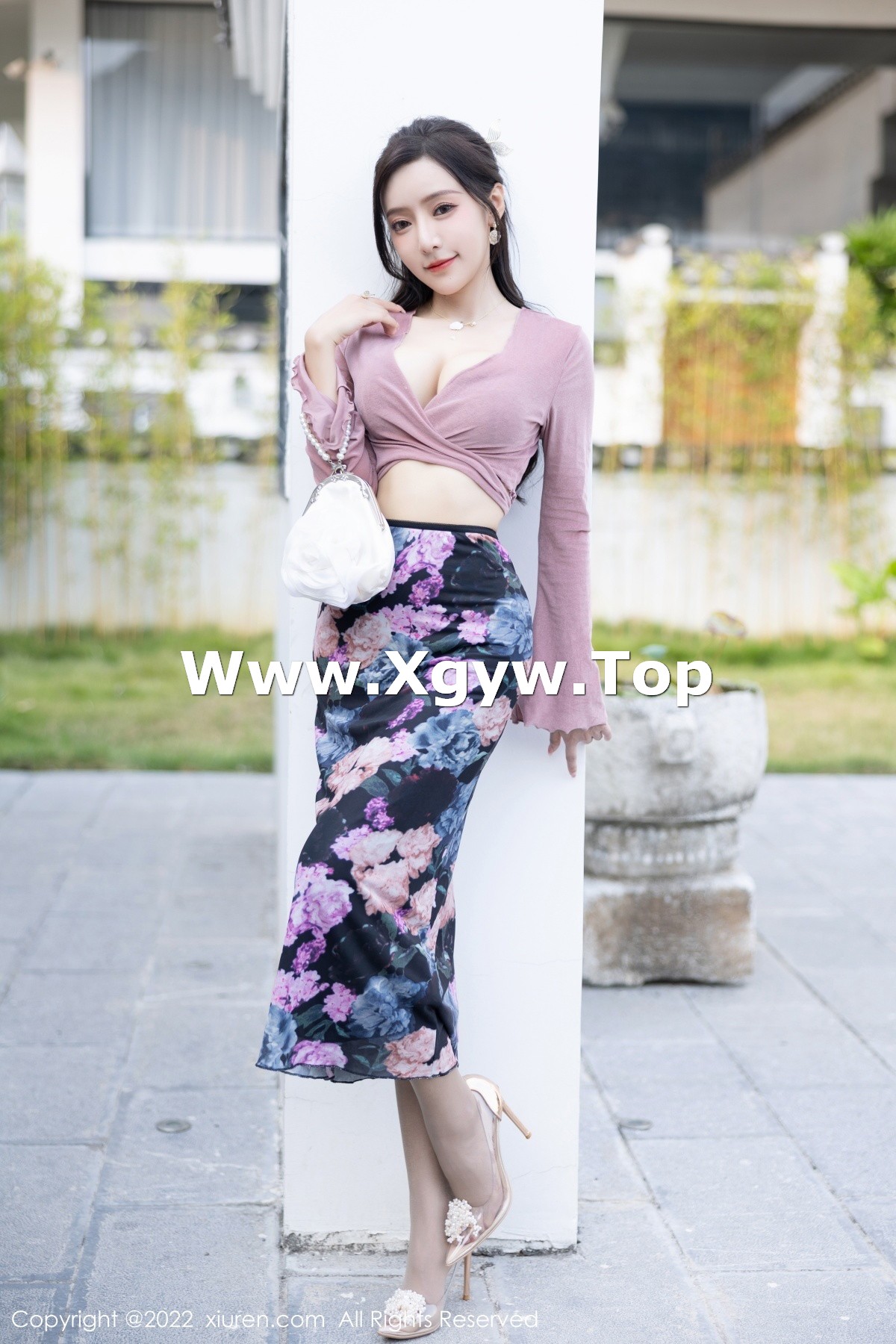 xgyw.top_XiuRen第5985期_女神王馨瑶yanni粉灰色上衣配花色长裙露蕾丝内衣撩人诱惑写真82P