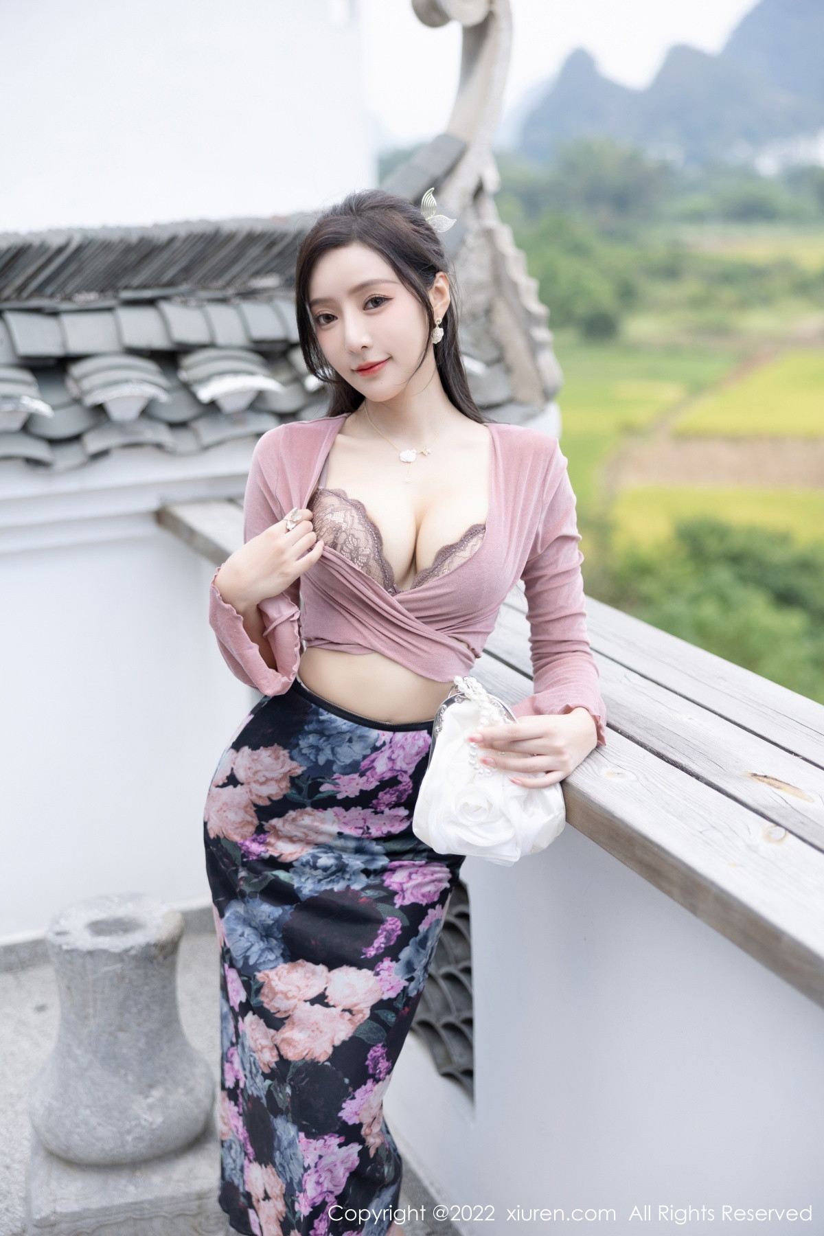 xgyw.top_XiuRen第5985期_女神王馨瑶yanni粉灰色上衣配花色长裙露蕾丝内衣撩人诱惑写真82P