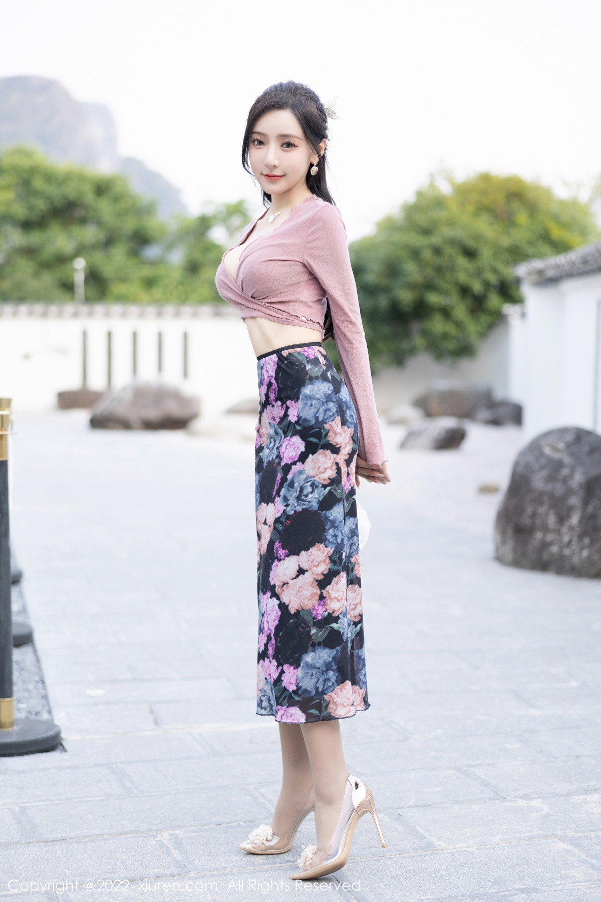 xgyw.top_XiuRen第5985期_女神王馨瑶yanni粉灰色上衣配花色长裙露蕾丝内衣撩人诱惑写真82P