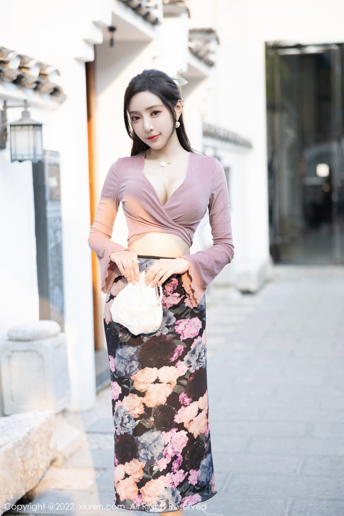 xgyw.top_XiuRen第5985期_女神王馨瑶yanni粉灰色上衣配花色长裙露蕾丝内衣撩人诱惑写真82P